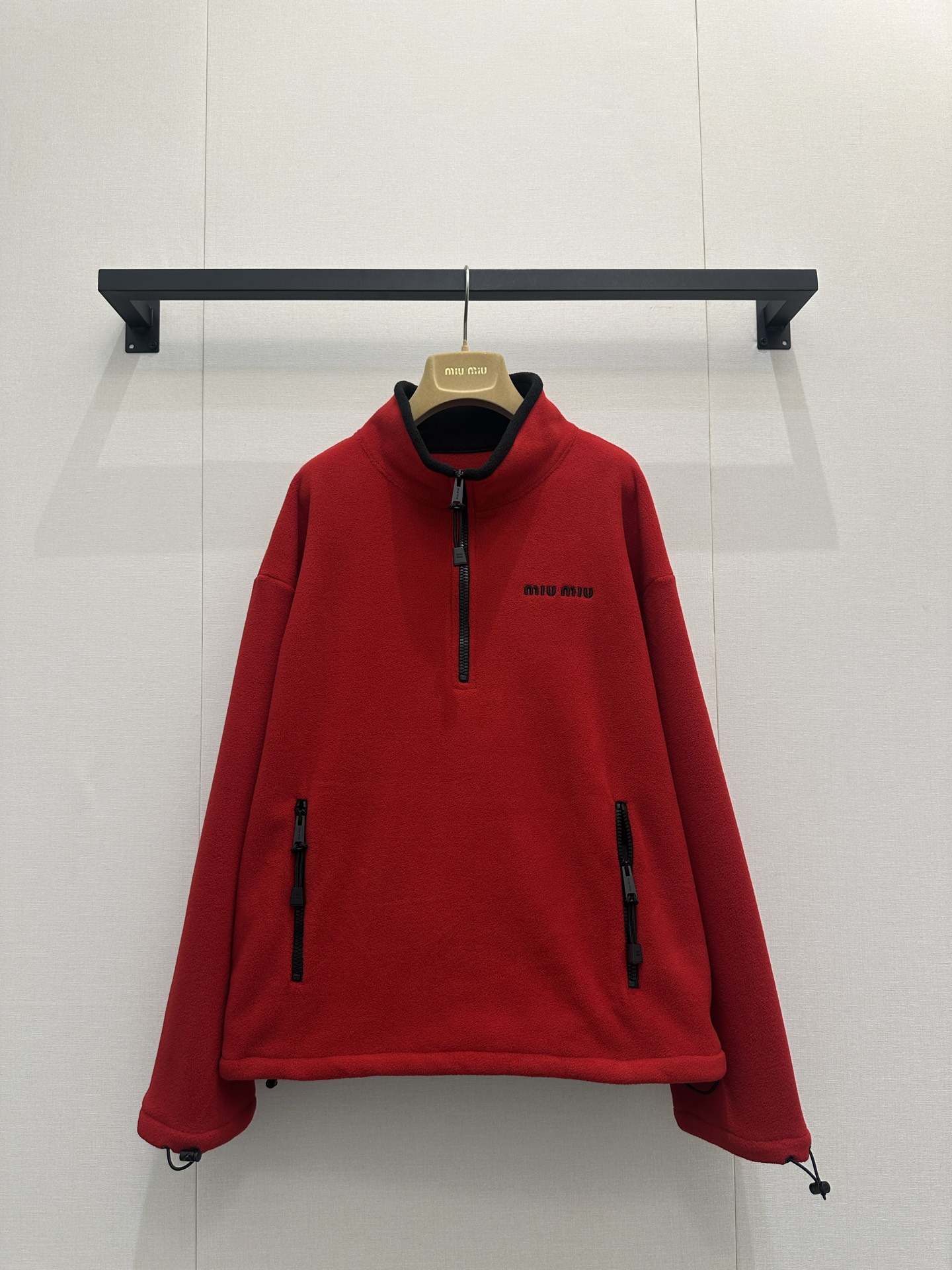 미우미우(miumiu) 로고 자수 셰르파 양털 하프 집업 의류