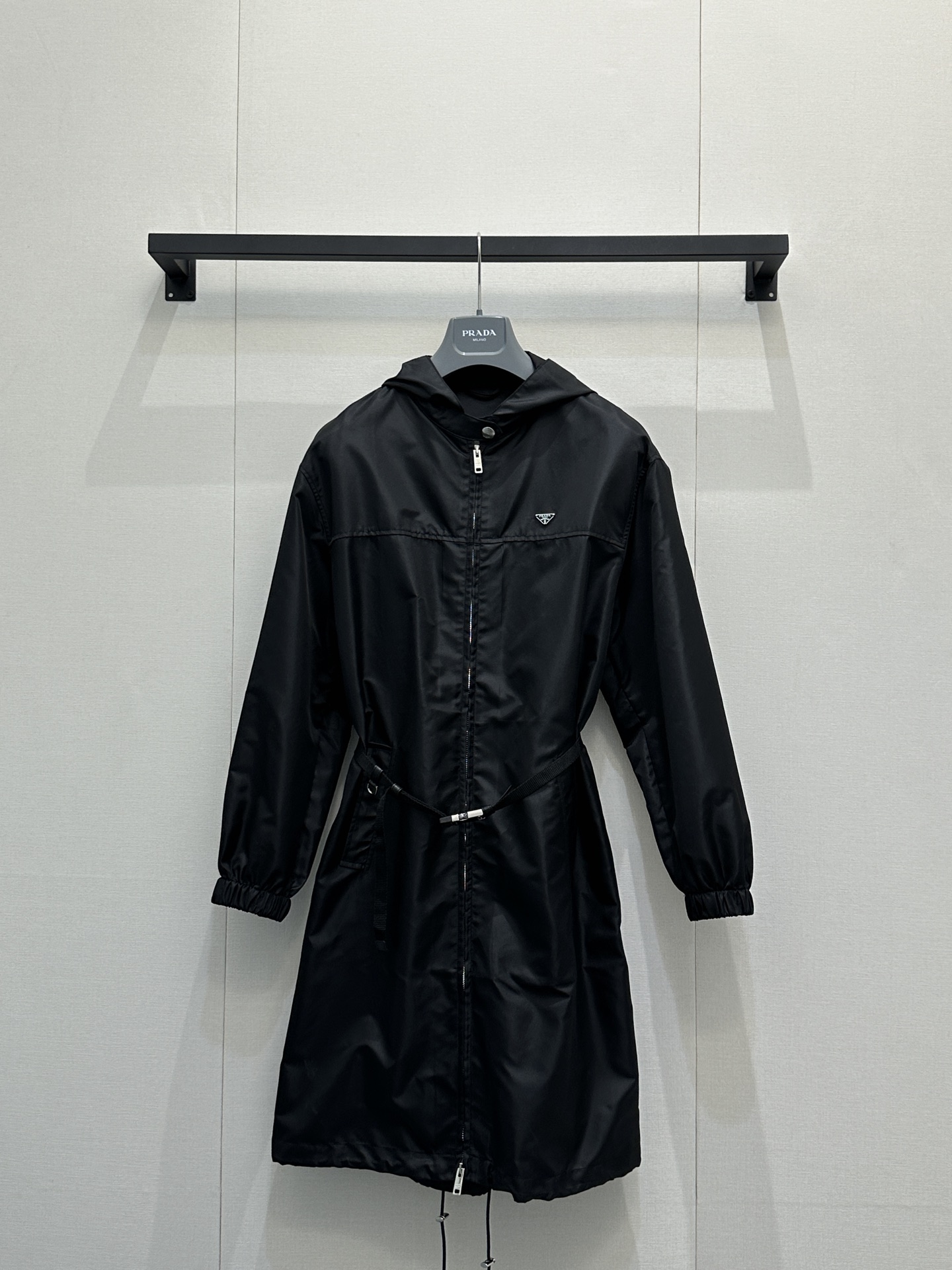 프라다(PRADA) 삼각로고 후드 윈드브레이커 자켓 원피스 의류