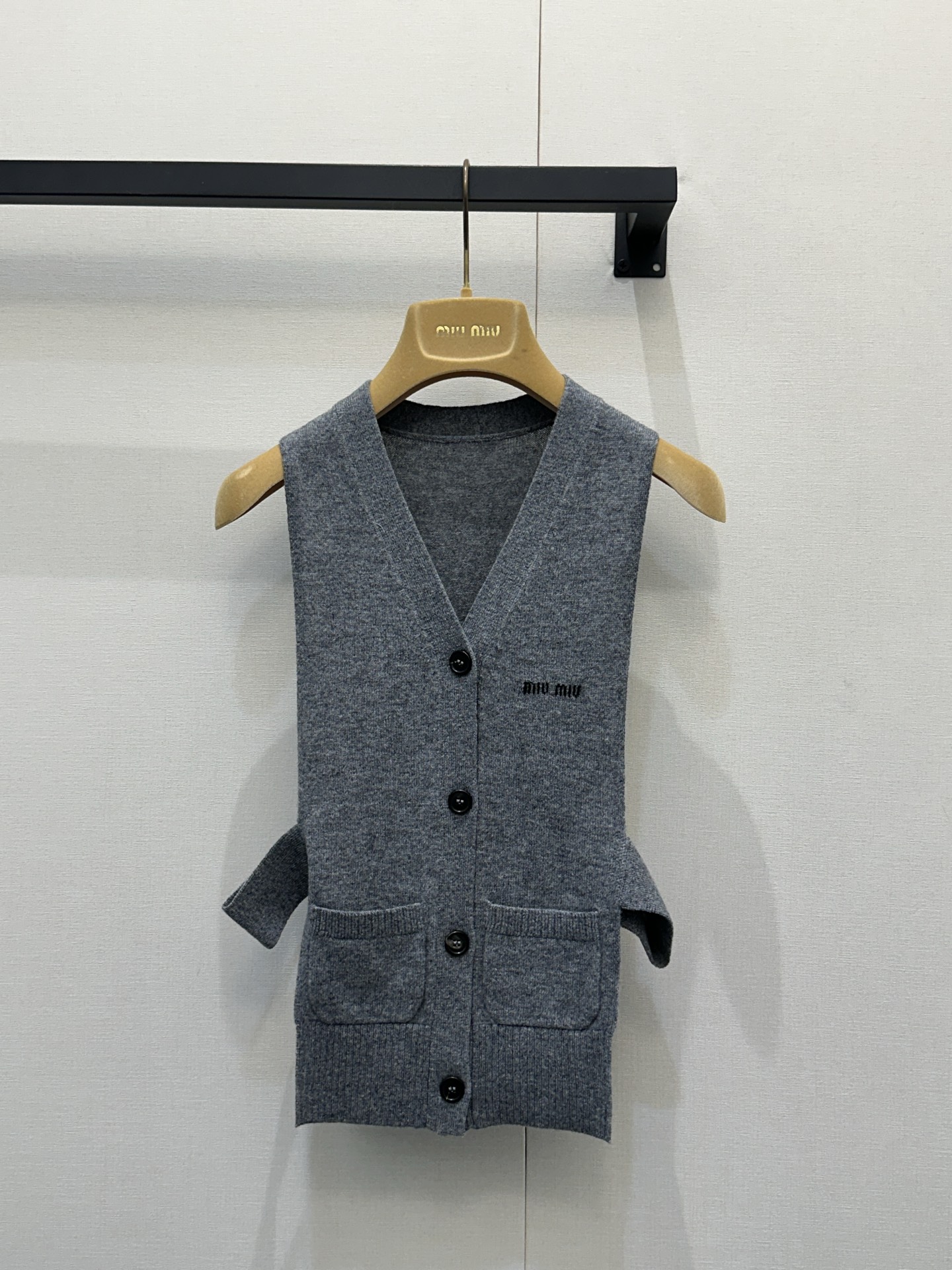 미우미우(miumiu) 로고 자수 사이드 스트랩 베스트 조끼 의류
