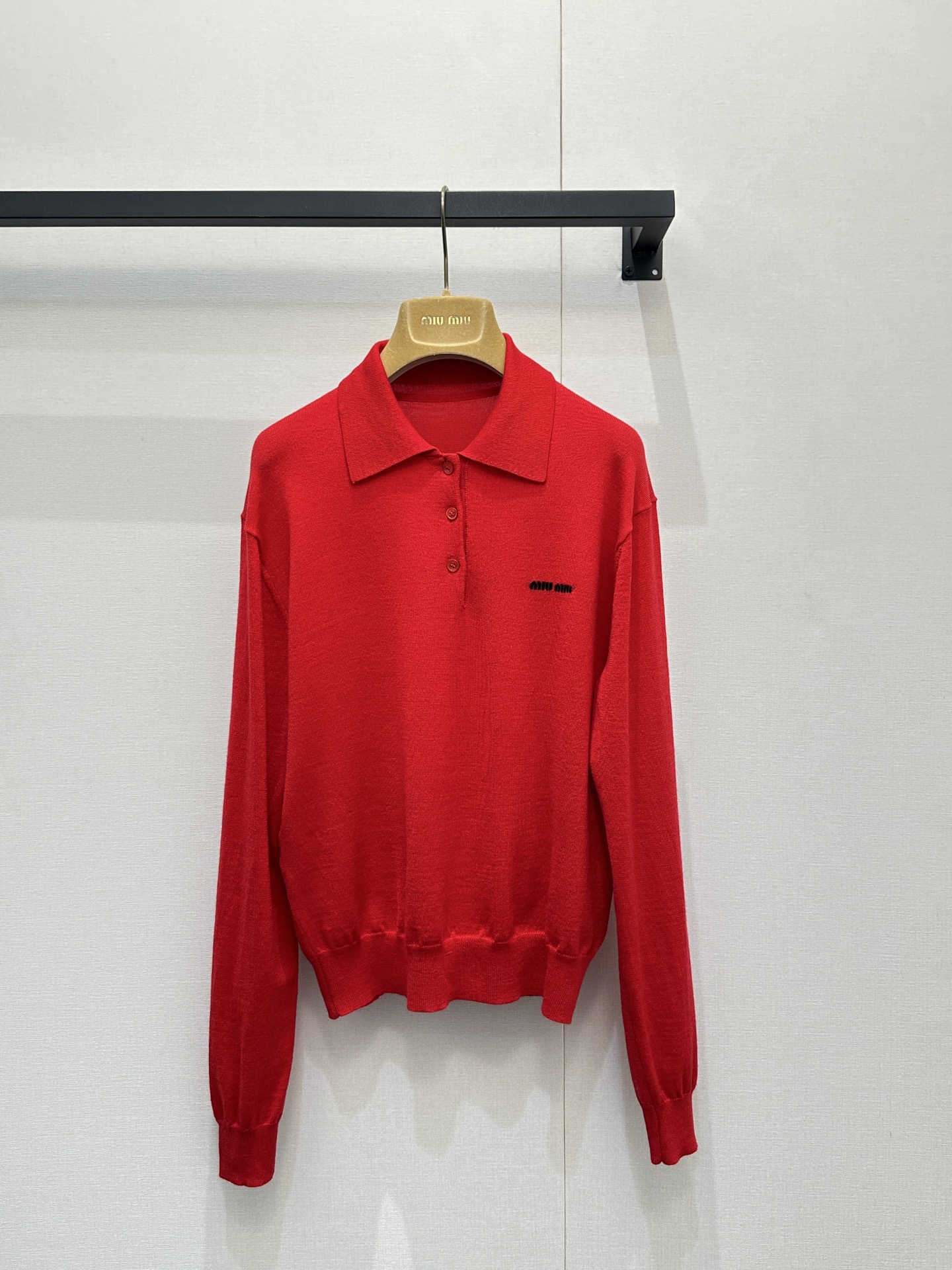 미우미우(miumiu) 클래식 로고 폴로 캐시미어 카라 긴팔 니트 의류