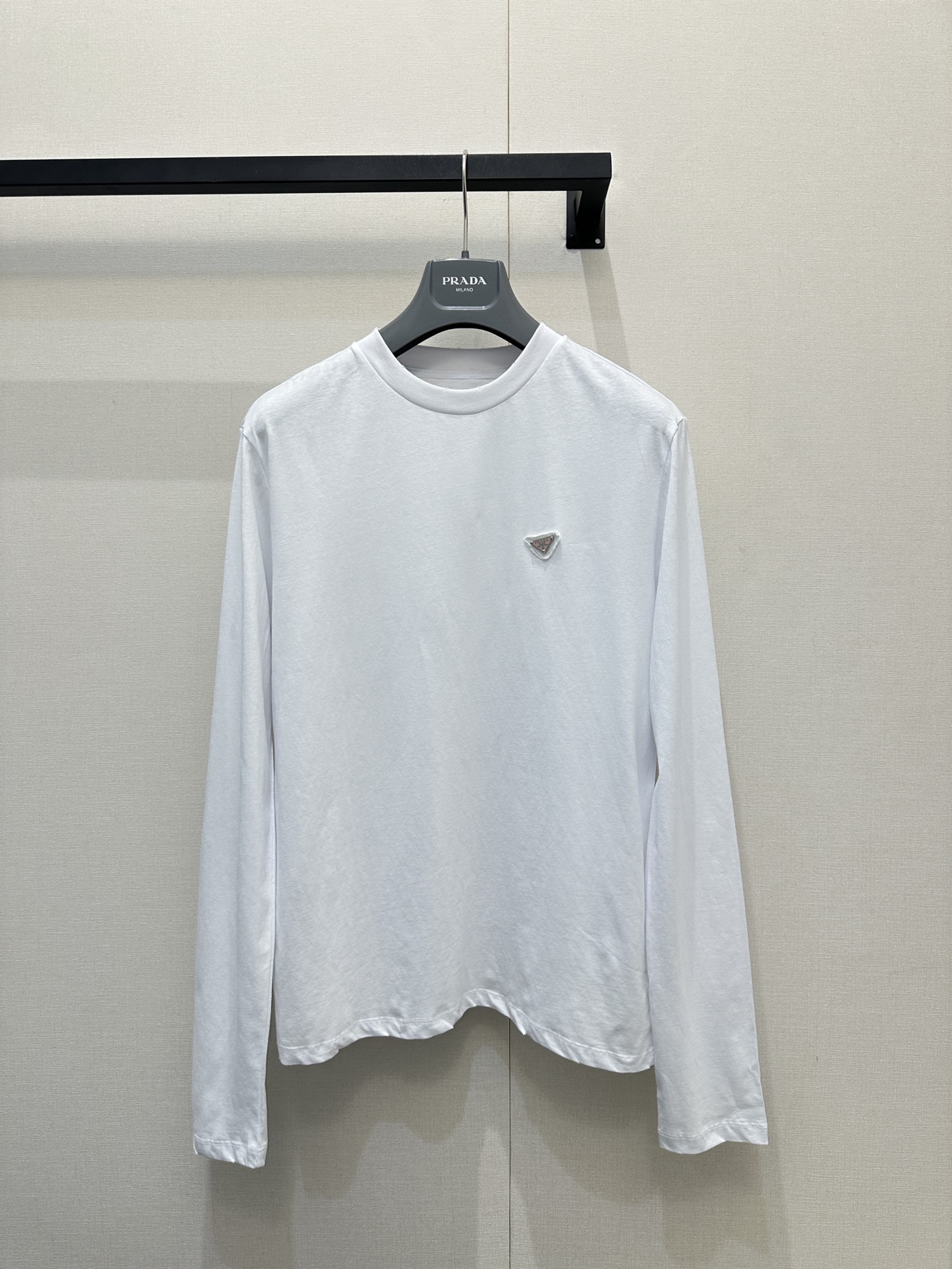 프라다(PRADA) 삼각 로고 긴팔 티셔츠 의류