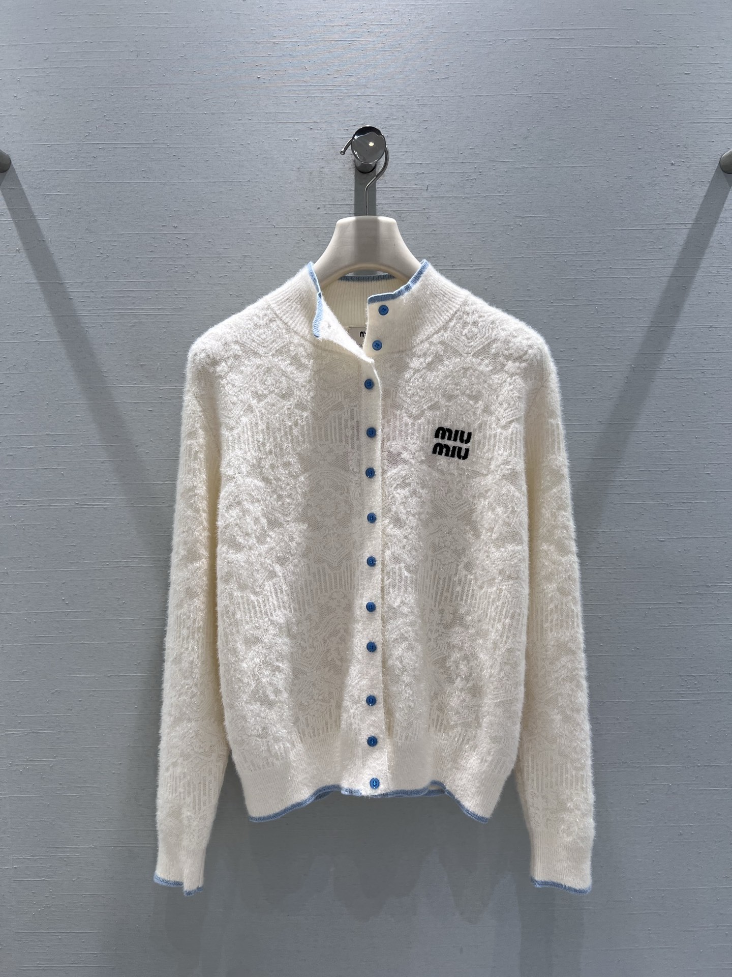 미우미우(MIUMIU) 소프트 모헤어 배색 가디건 의류