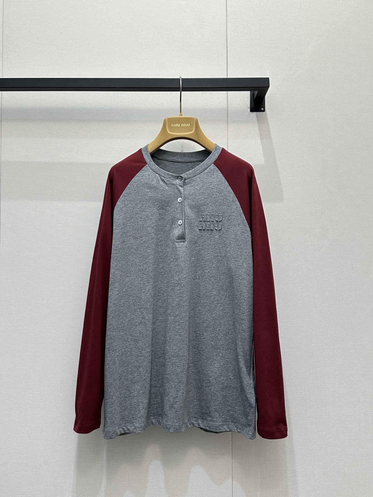 miumiu 미우미 26SS 레트로 래글런 헨리넥 롱슬리브 긴팔 티셔츠 의류