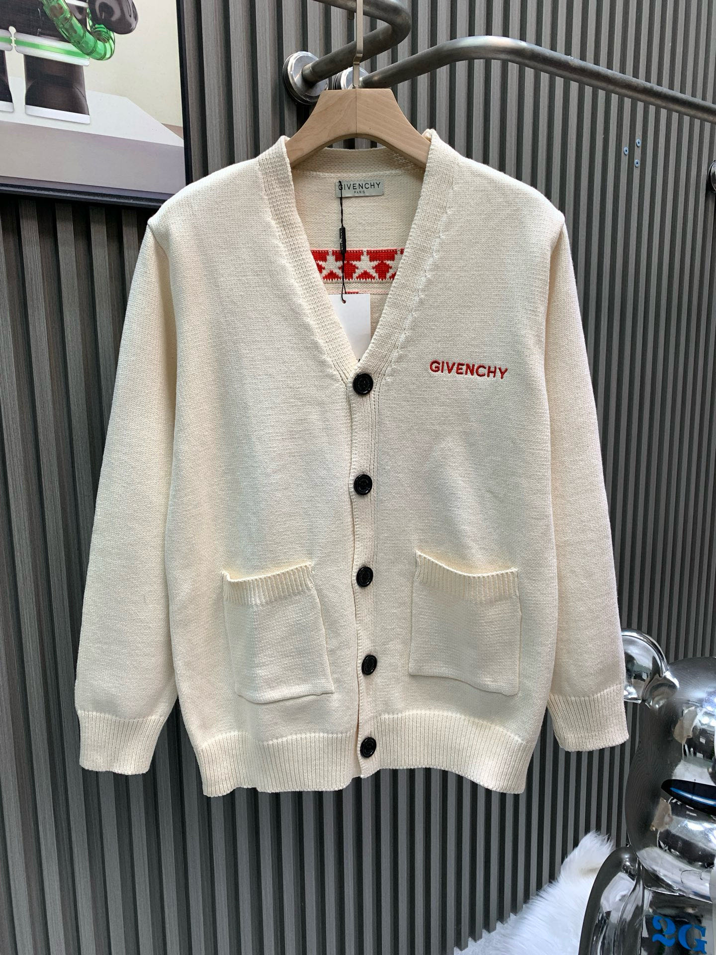 지방시(GIVENCHY) 스팽글 V넥 가디건 의류