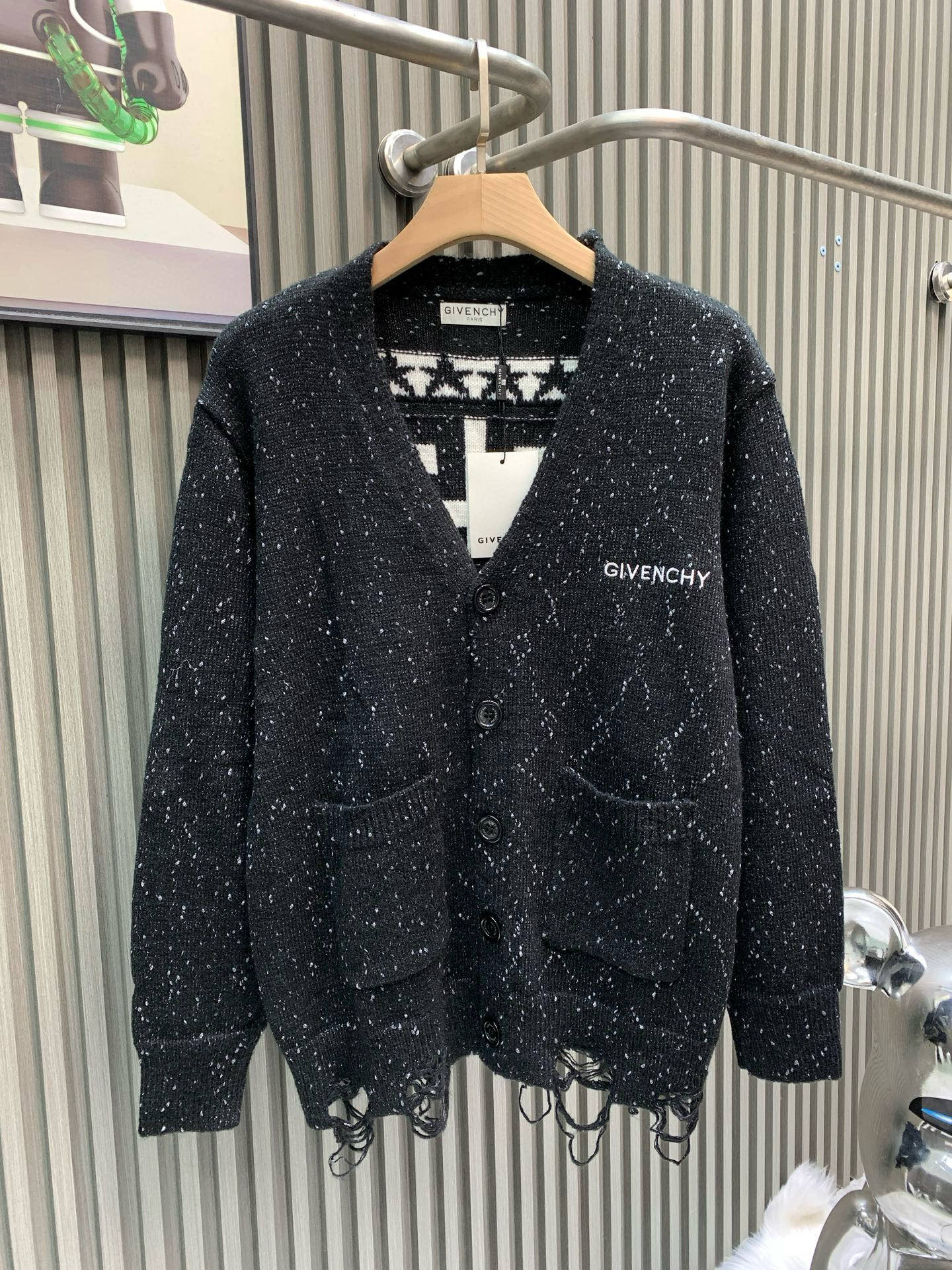 지방시(GIVENCHY) 스팽글 V넥 가디건 의류