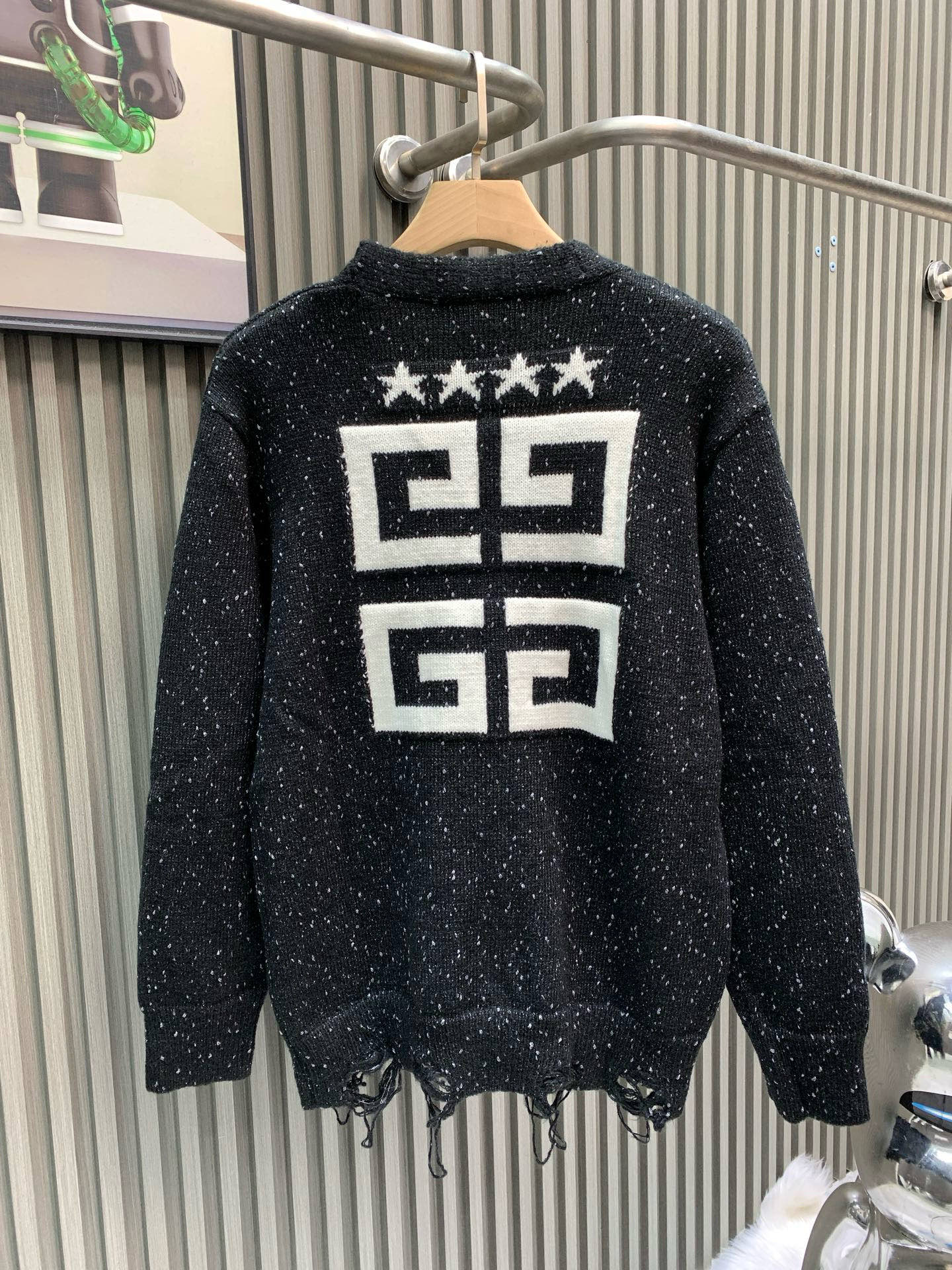 지방시(GIVENCHY) 스팽글 V넥 가디건 의류