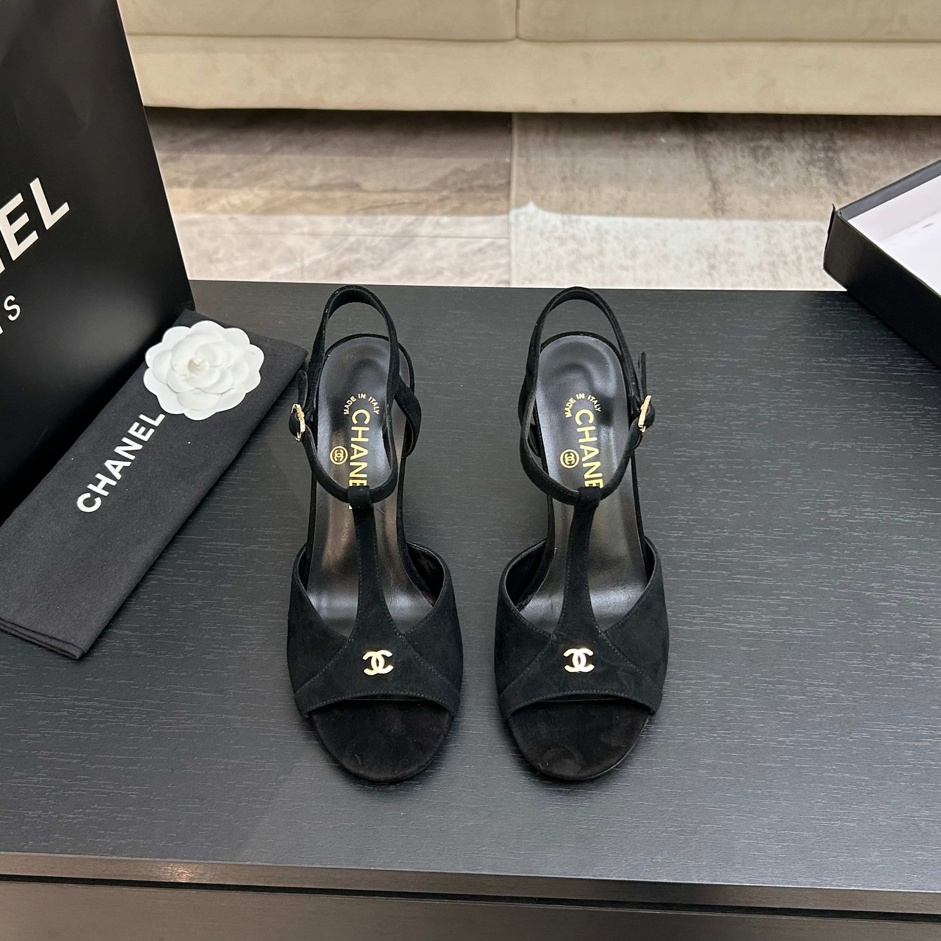 샤넬(Chanel) 26P 에나멜 메탈 로고 가보시 힐 샌들 신발