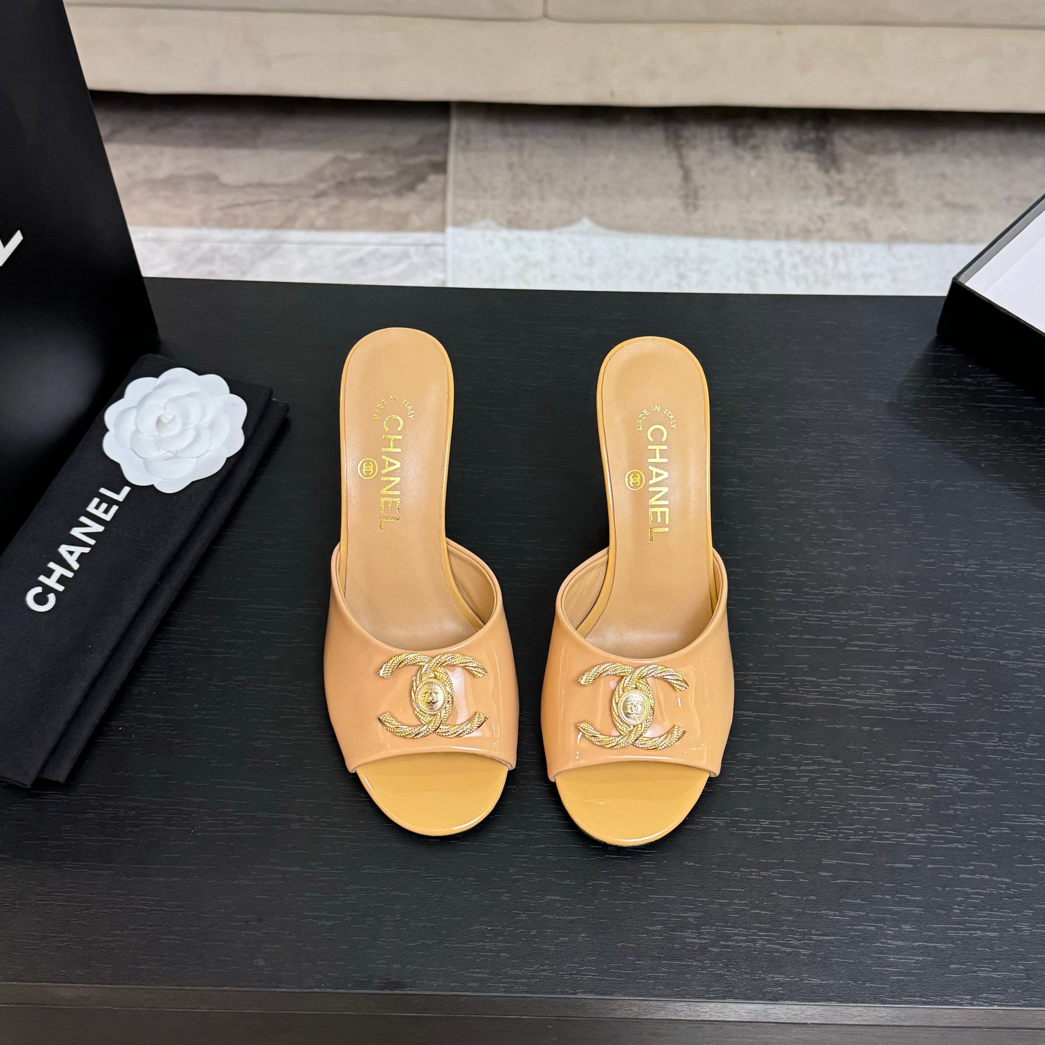 샤넬(Chanel)  클래식 더블C 에나멜 힐 샌들 슬리퍼 신발