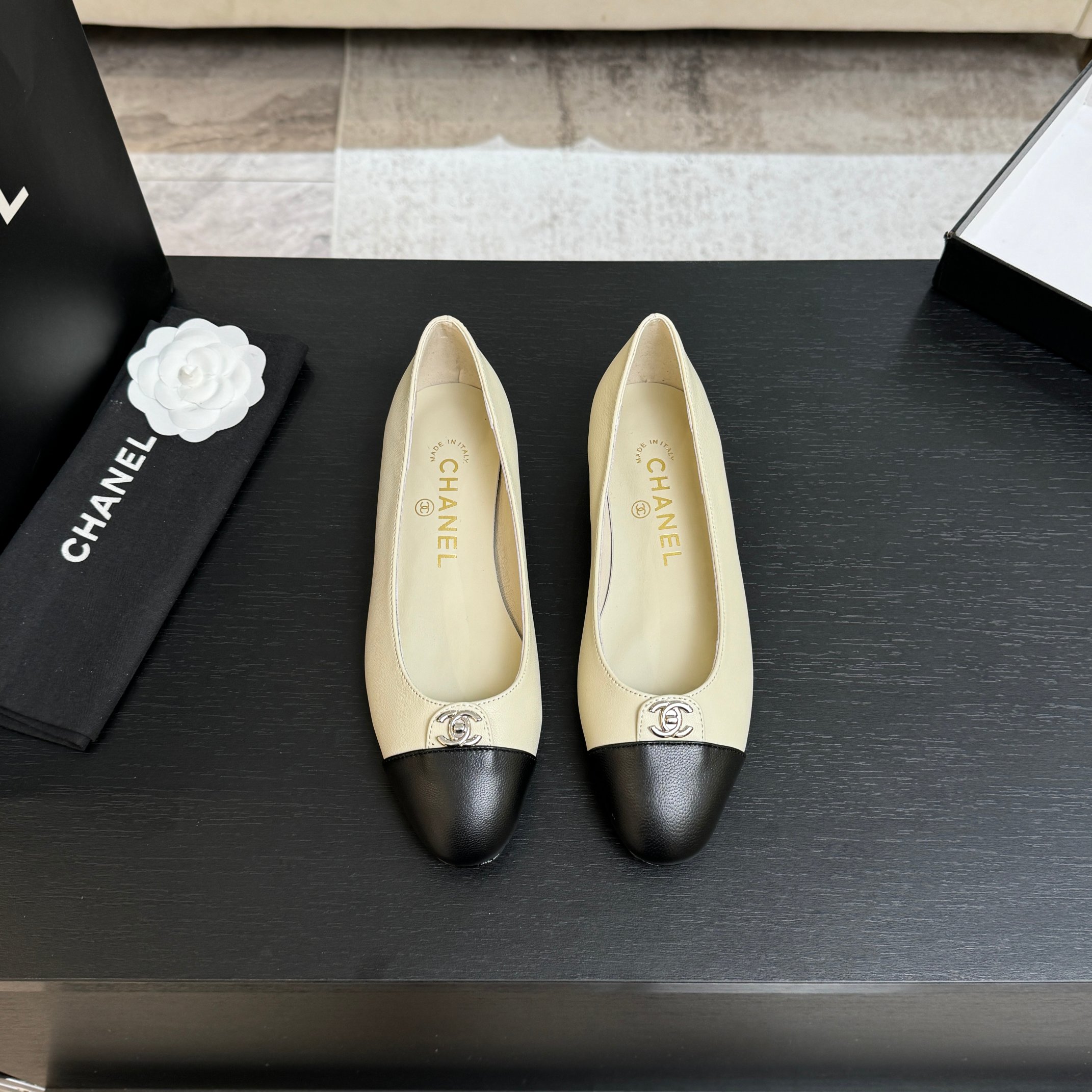 샤넬(Chanel) 뉴 시즌 더블C 배색 슬링백 플랫 슈즈 단화 신발 2.5cm