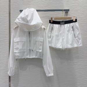 miumiu 미우미우 26SS 하이엔드 텍스처 바람막이 선케어 자켓 재킷 + 반바지 세트업 의류