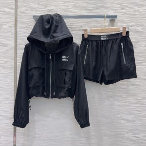 miumiu 미우미우 26SS 하이엔드 텍스처 바람막이 선케어 자켓 재킷 + 반바지 세트업 의류