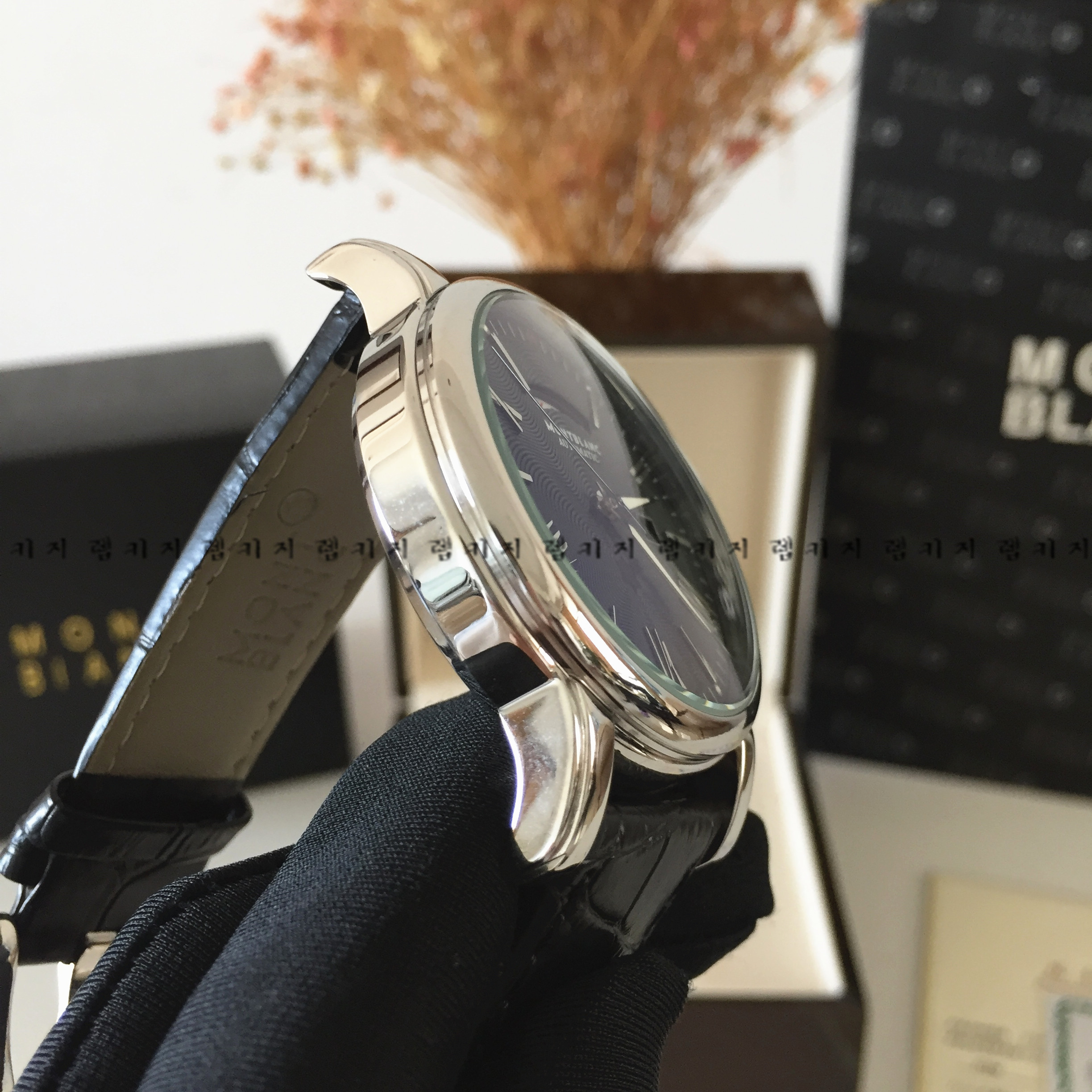 몽블랑 데이데이트 4810 블랙다이얼 가죽시계