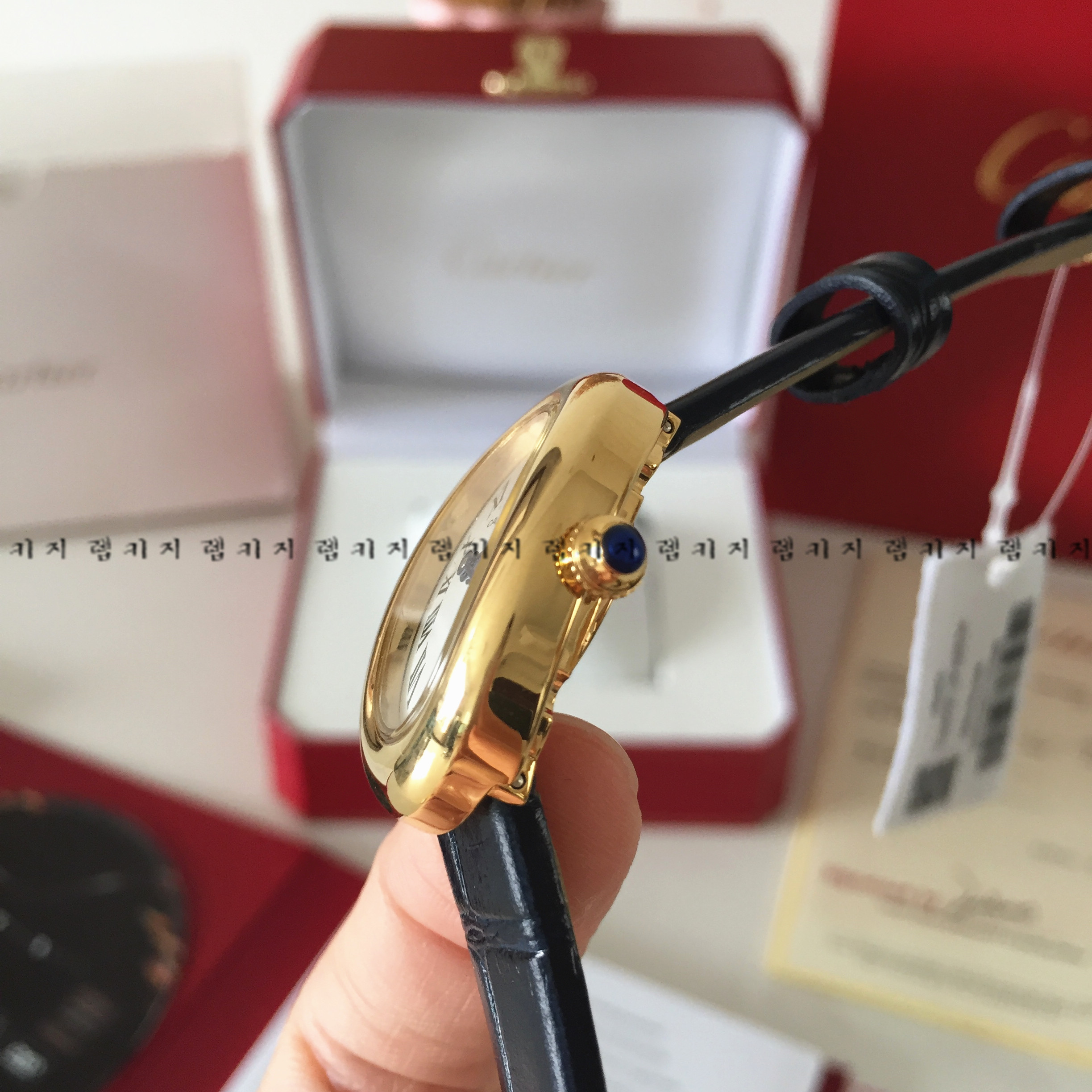 까르띠에 베누아 금장 가죽시계