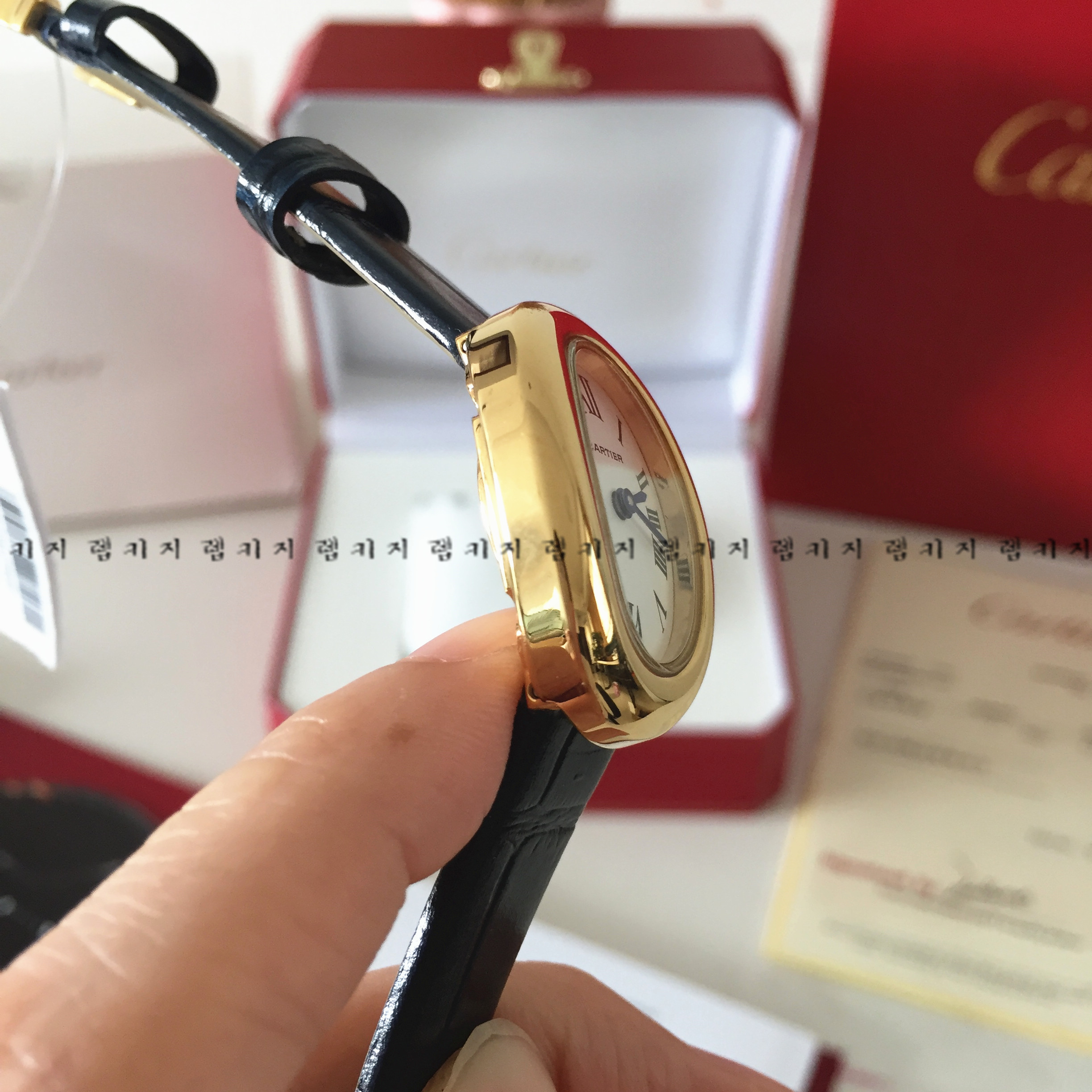 까르띠에 베누아 금장 가죽시계