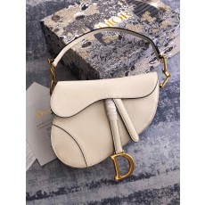 디올 화이트 CD 시그니처 스트랩 그레인 새들 숄더백