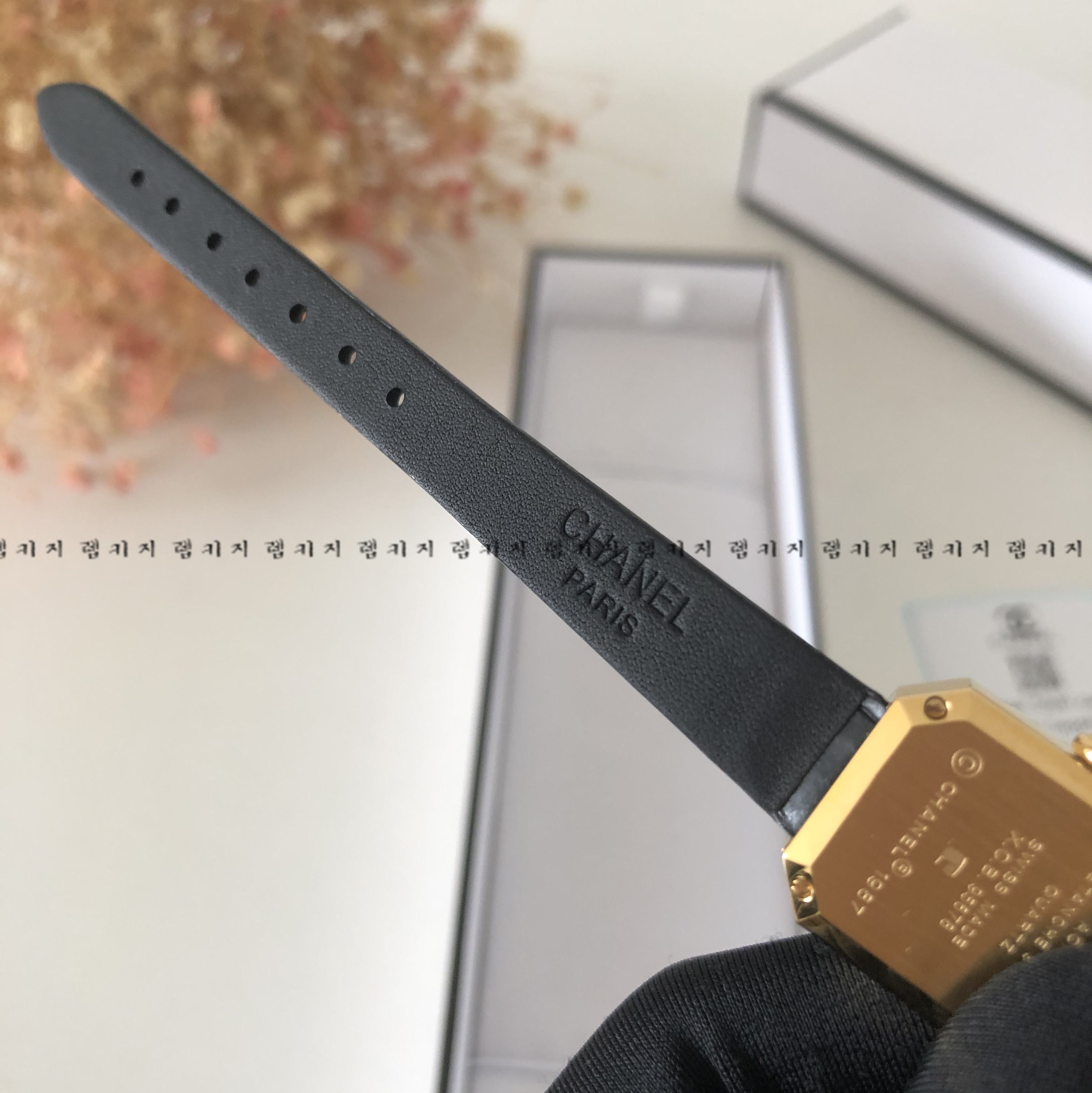 샤넬 보이프렌드 블랙다이얼 금장 여성 가죽시계
