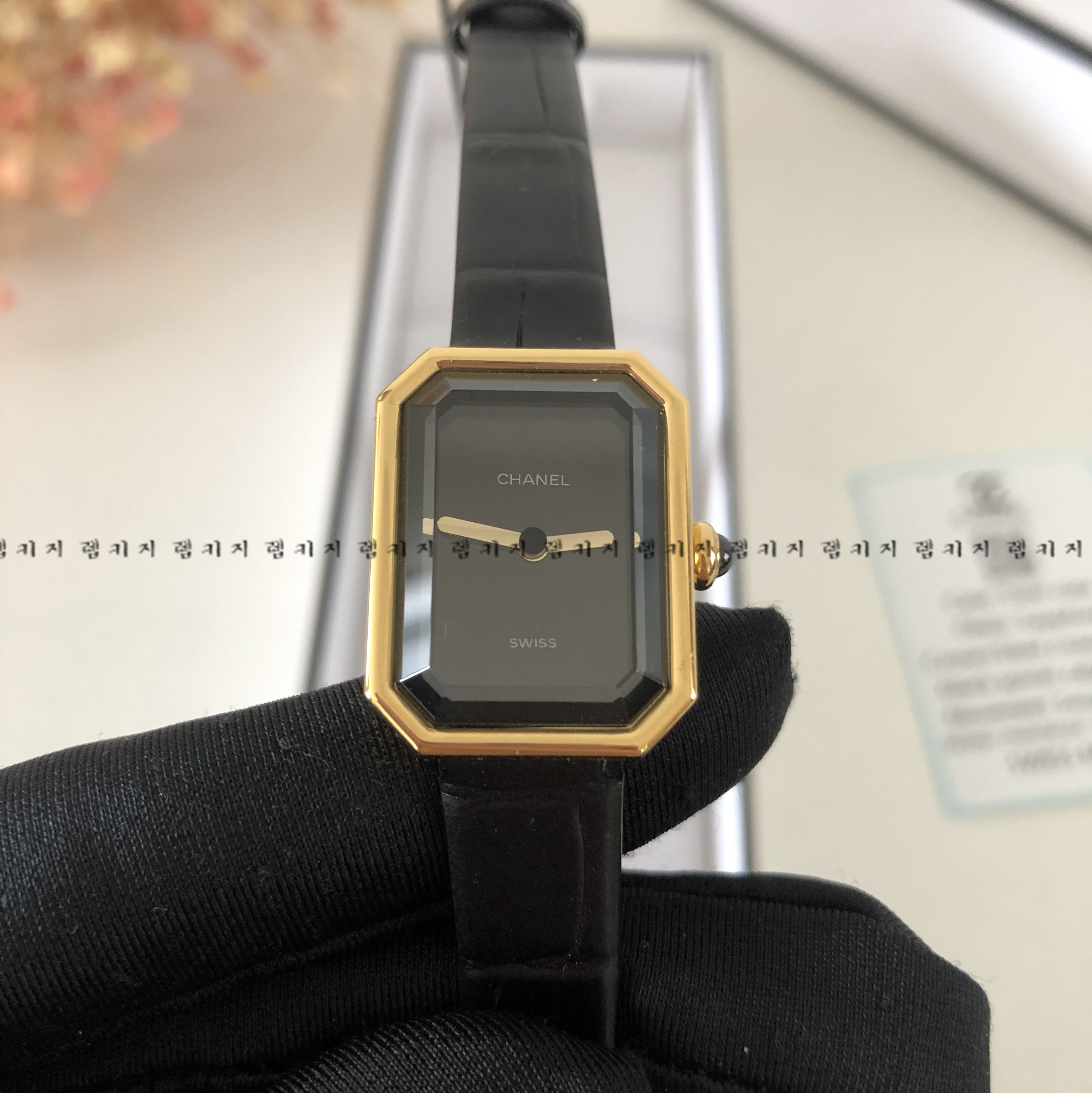샤넬 보이프렌드 블랙다이얼 금장 여성 가죽시계