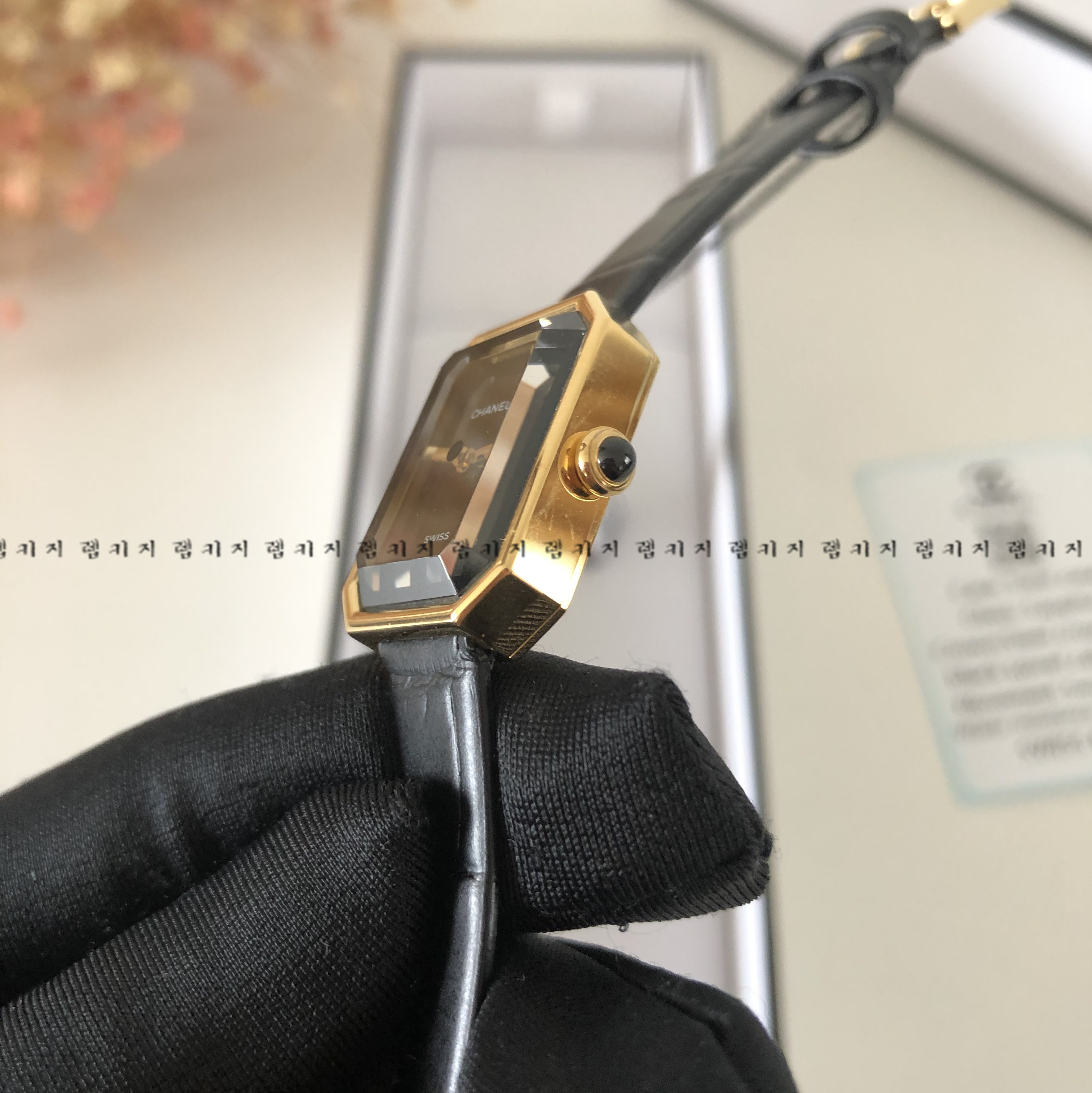 샤넬 보이프렌드 블랙다이얼 금장 여성 가죽시계