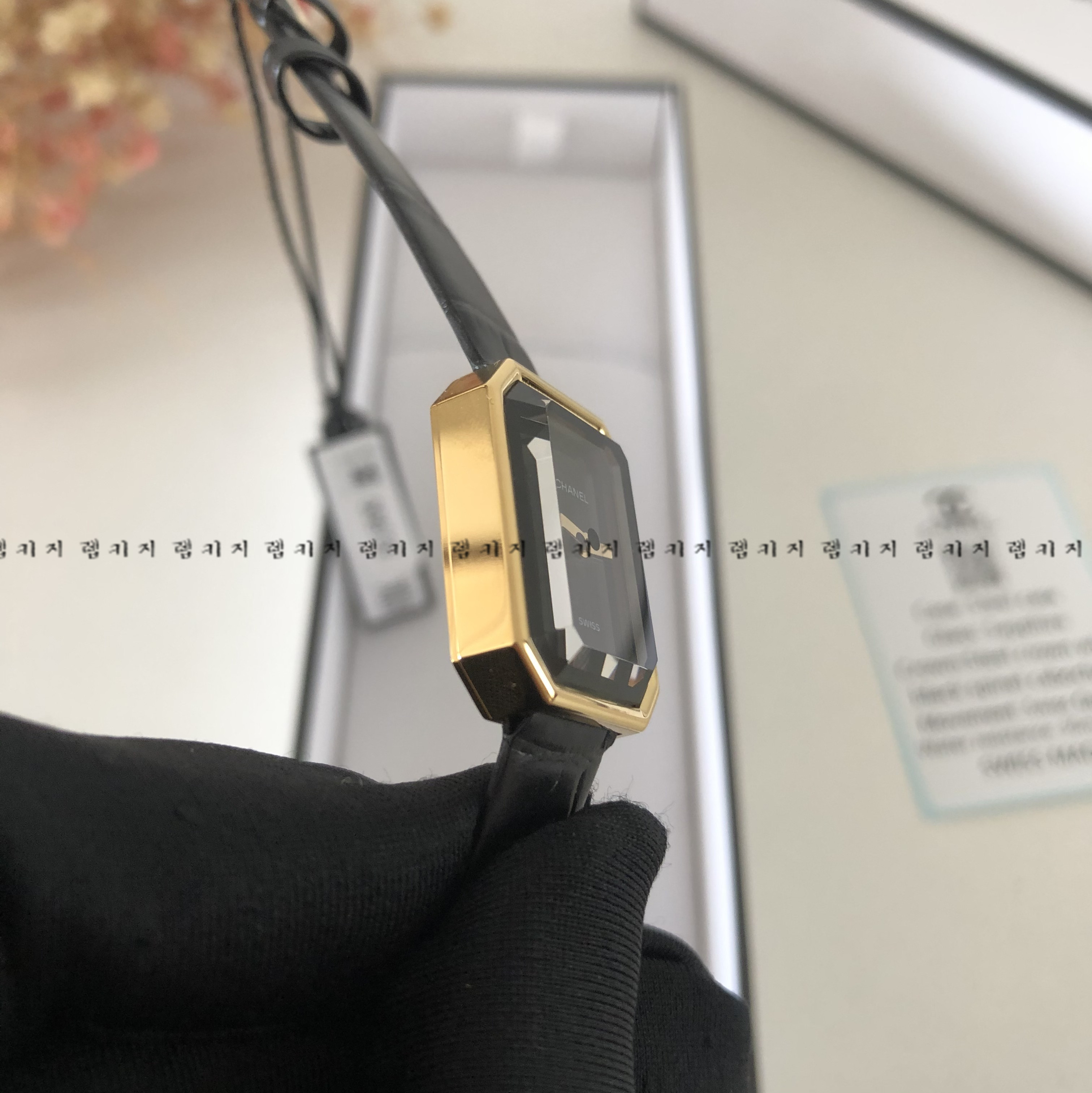 샤넬 보이프렌드 블랙다이얼 금장 여성 가죽시계