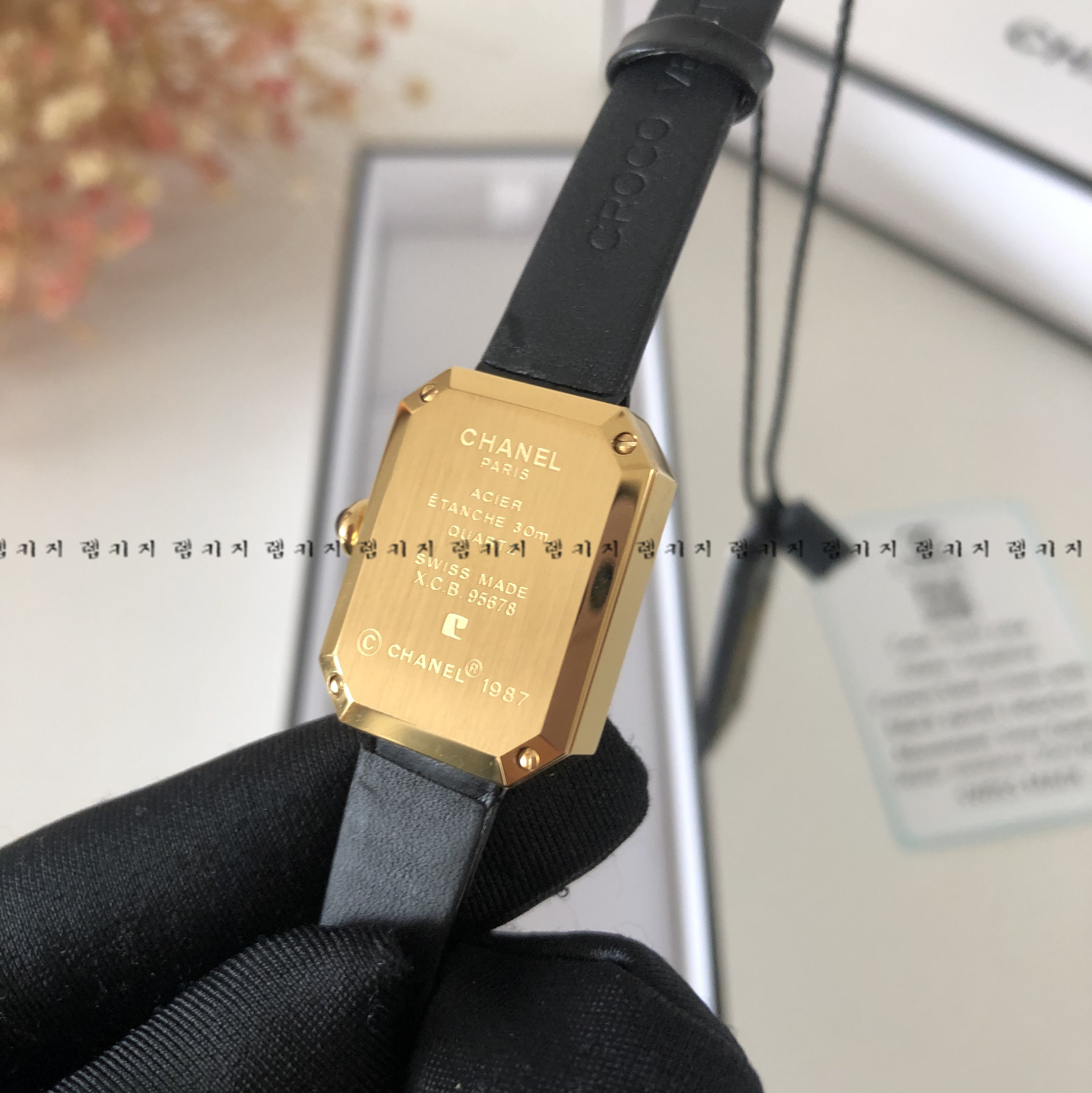 샤넬 보이프렌드 블랙다이얼 금장 여성 가죽시계