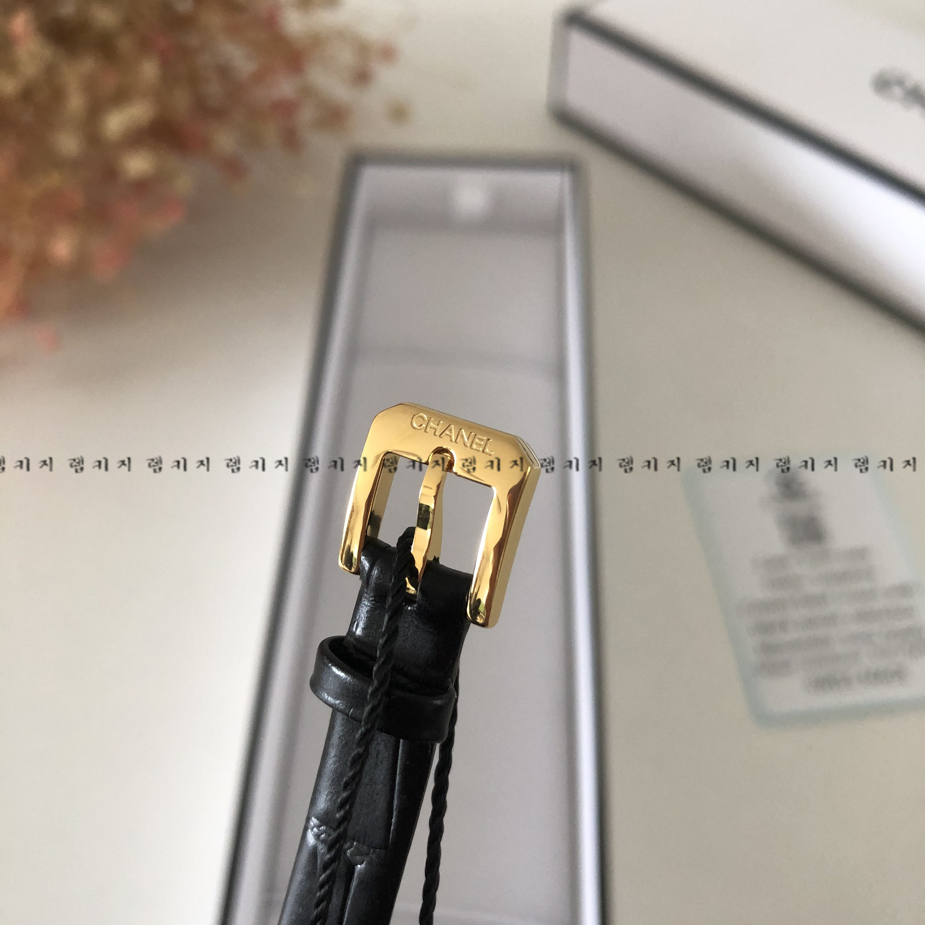 샤넬 보이프렌드 블랙다이얼 금장 여성 가죽시계