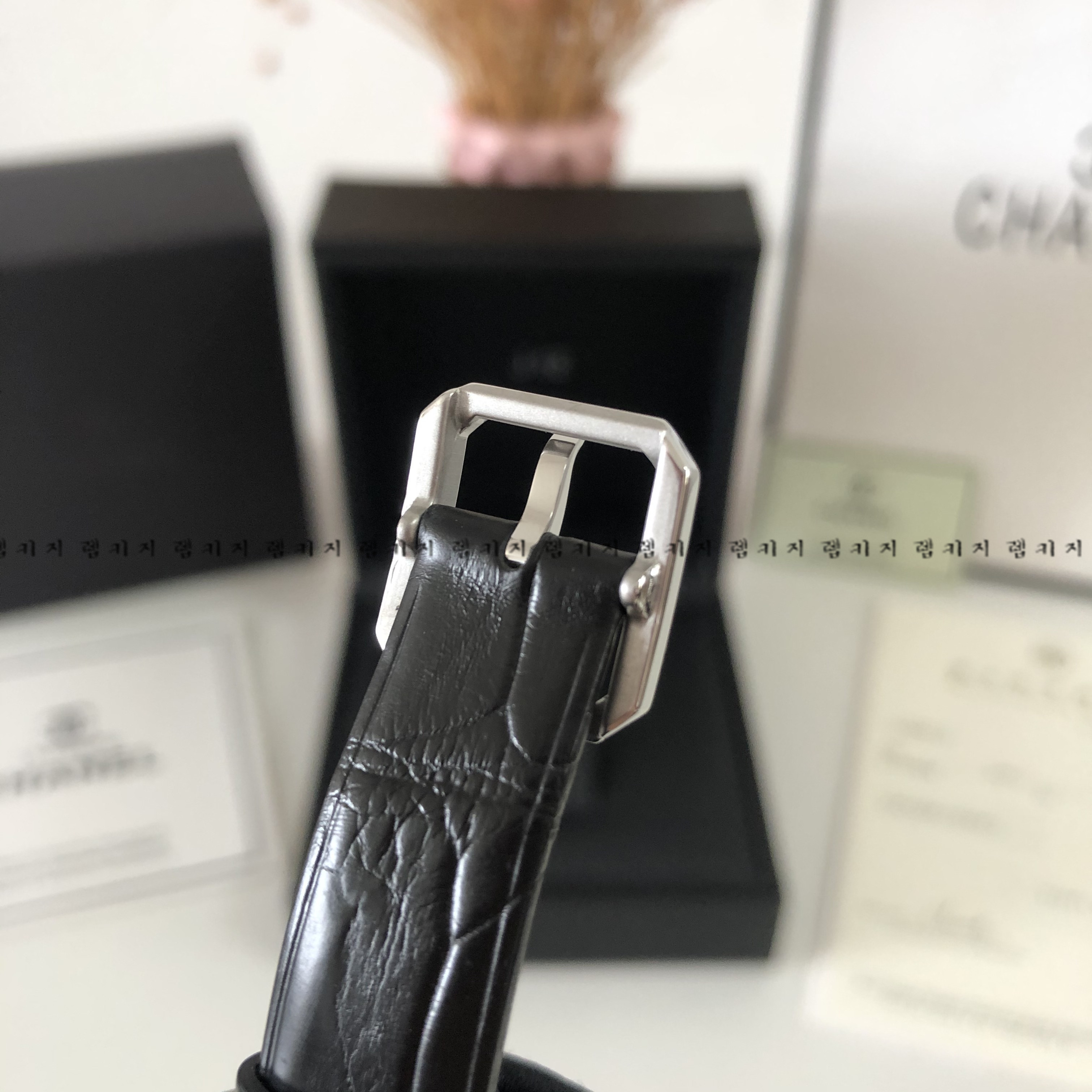 샤넬 보이프렌드 화이트다이얼 은장 여성 가죽시계