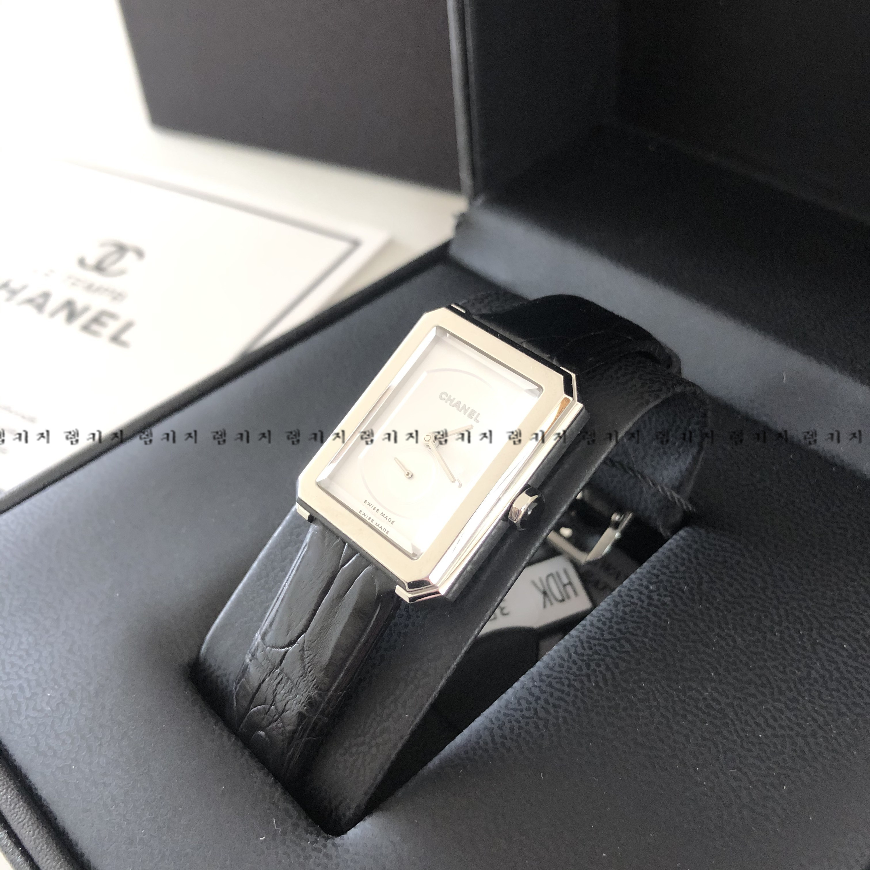 샤넬 보이프렌드 화이트다이얼 은장 여성 가죽시계
