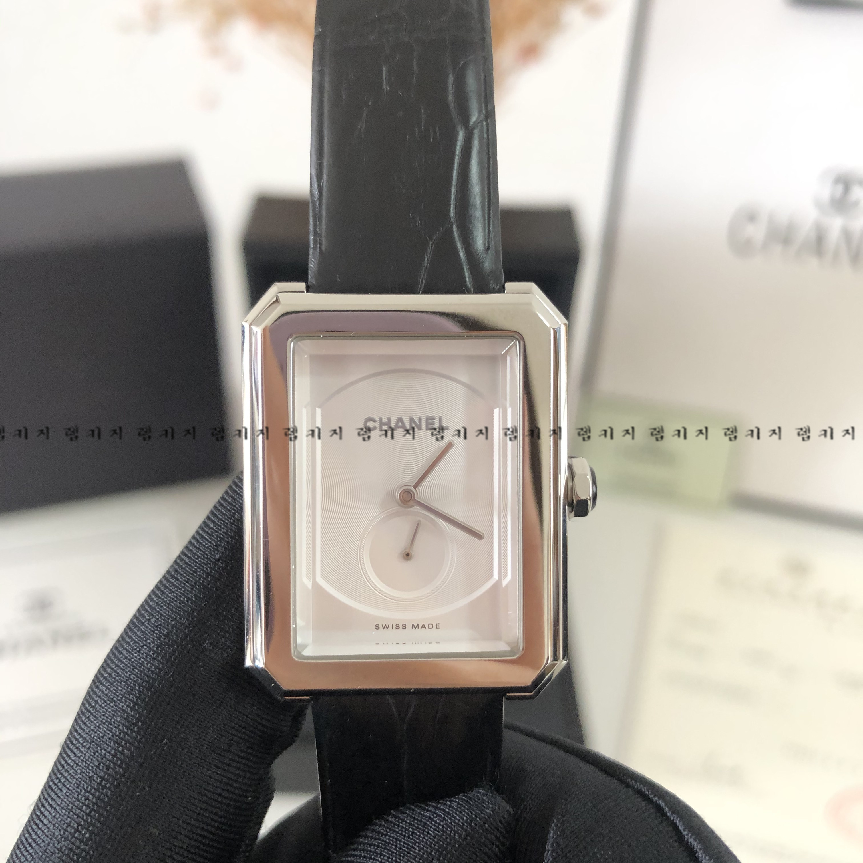 샤넬 보이프렌드 화이트다이얼 은장 여성 가죽시계