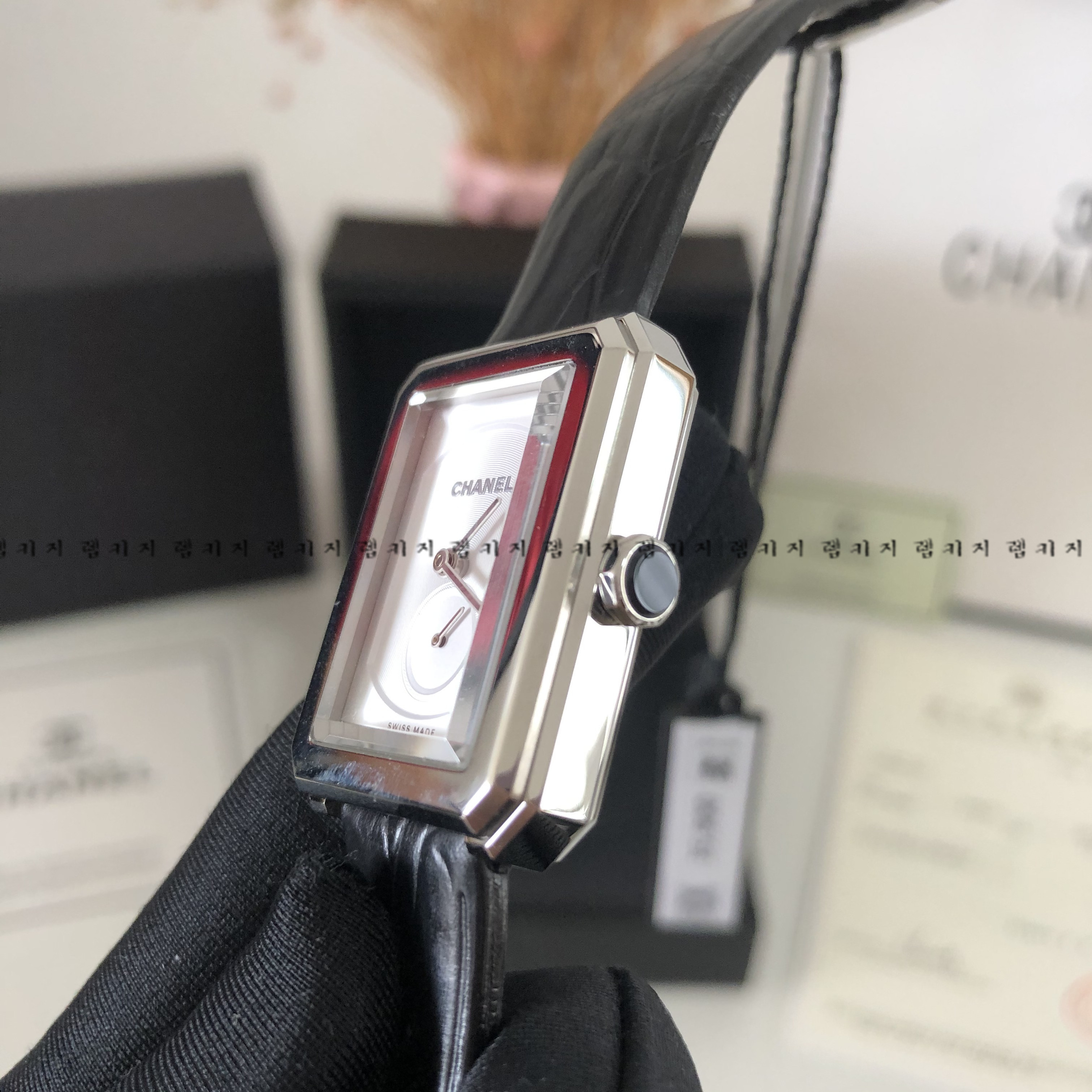 샤넬 보이프렌드 화이트다이얼 은장 여성 가죽시계