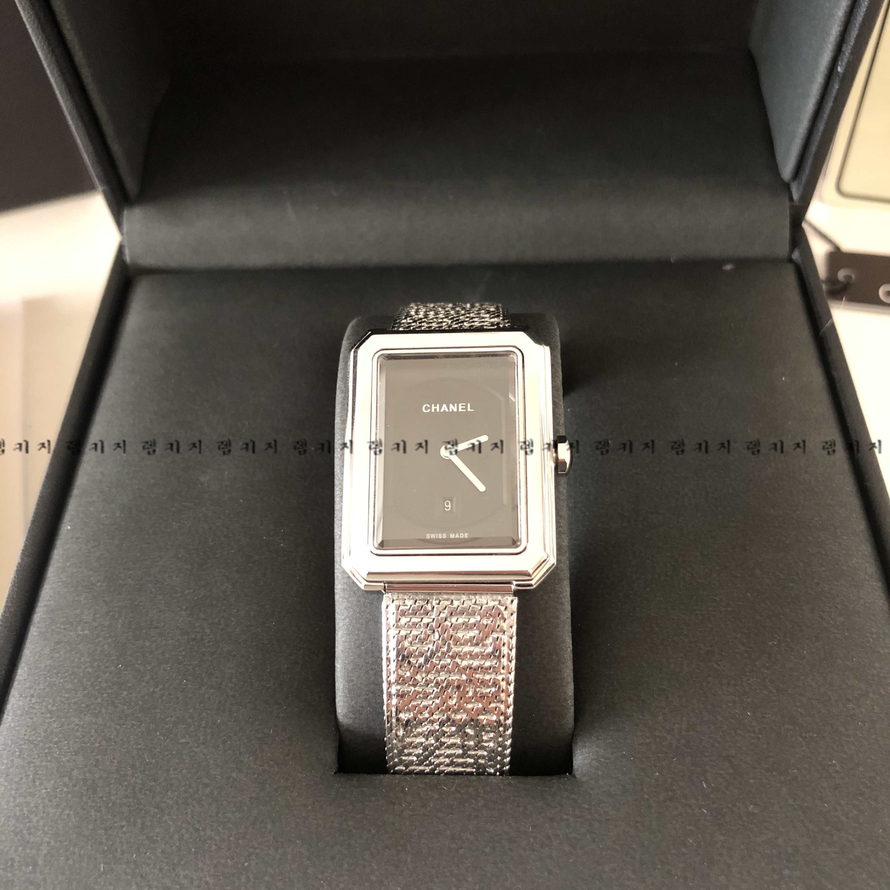 샤넬 보이프렌드 블랙다이얼 은장 여성 메탈시계