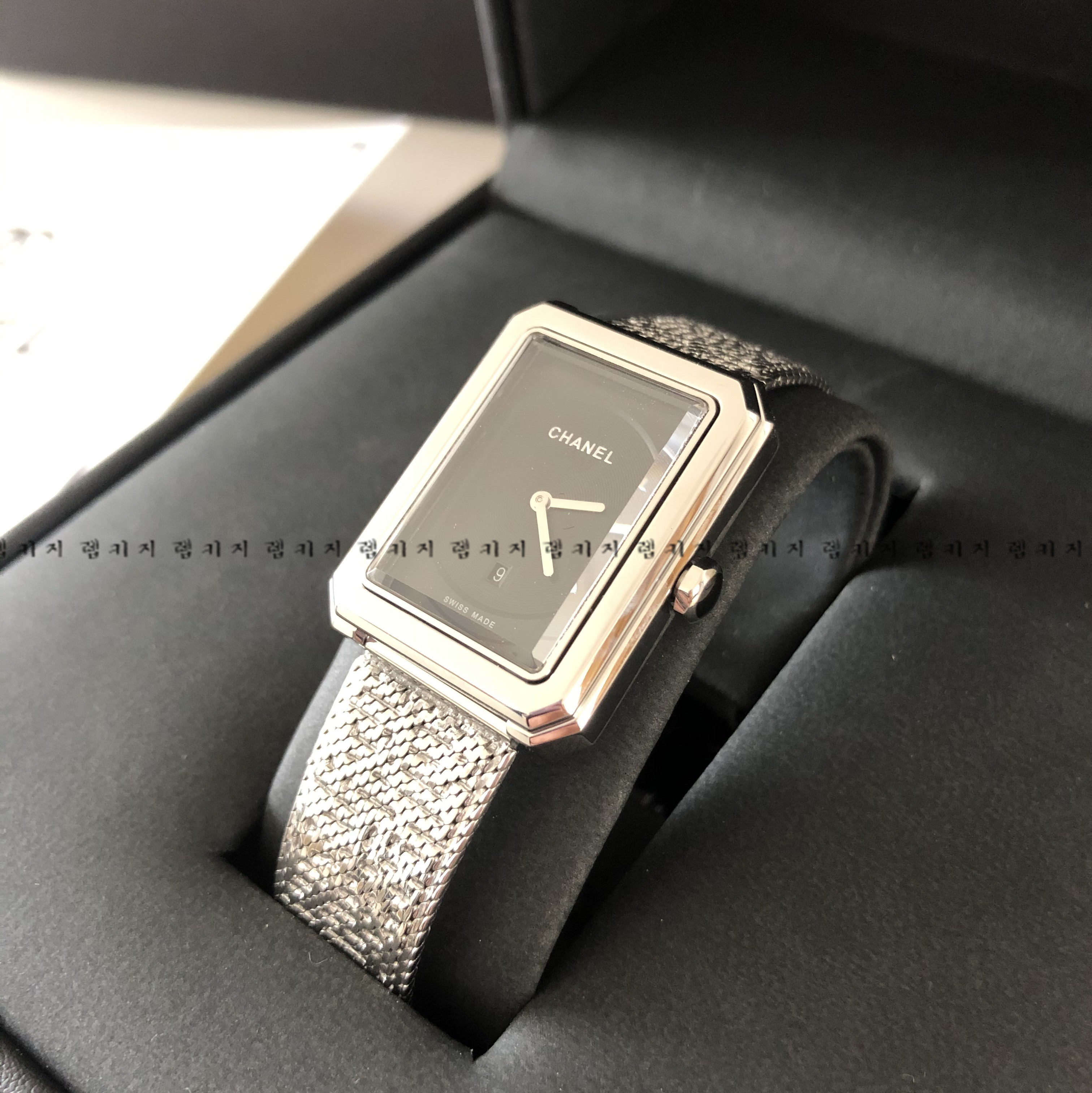 샤넬 보이프렌드 블랙다이얼 은장 여성 메탈시계