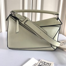 로에베 클래식 카프스킨 가죽 퍼즐 그린 숄더백