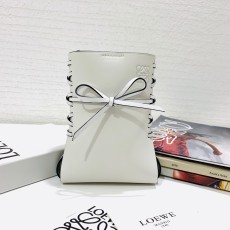 로에베 카프스킨 이케바나 화이트 핸드폰 가방