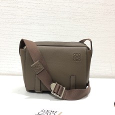 로에베 밀리터리 소프트 카프스킨 그레이 메신저백