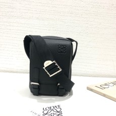 로에베 소트프 카프스킨 그레인 밀리터리 블랙 크로스백