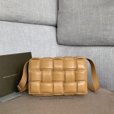 보테가 패딩 카세트 핸드백