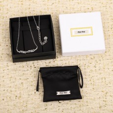 미우미우 목걸이