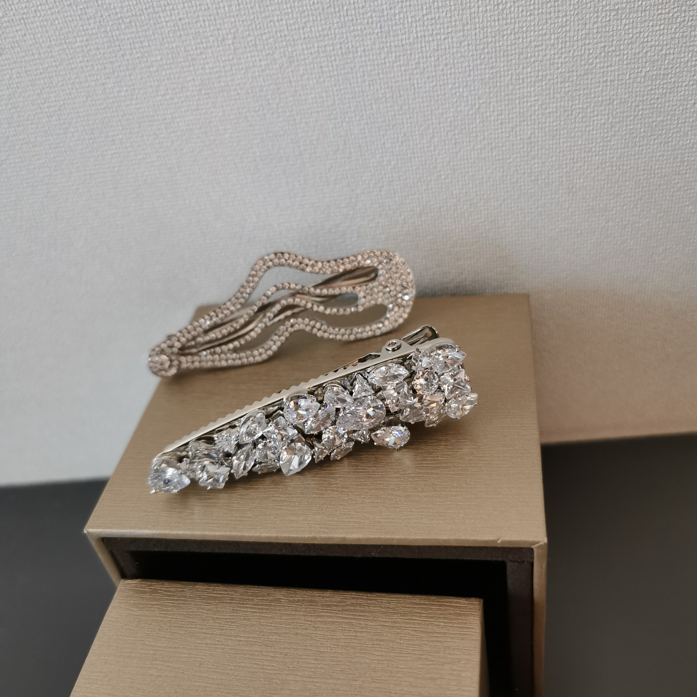 미우미우 헤어핀