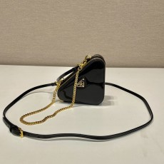 프라다 크로스백 트라이앵글 파우치백