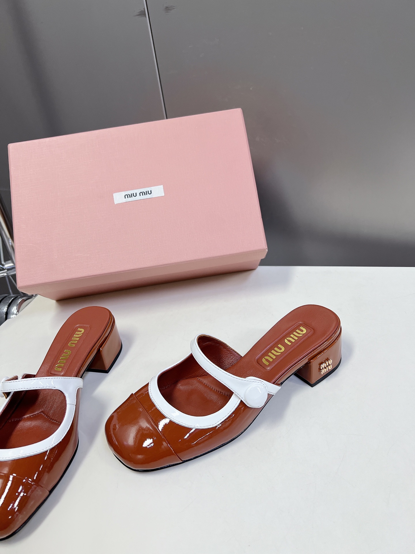 miumiu 미우미우 페이던트 가죽 펌프스 뮬 슬리퍼 샌들 여성 구두 신발