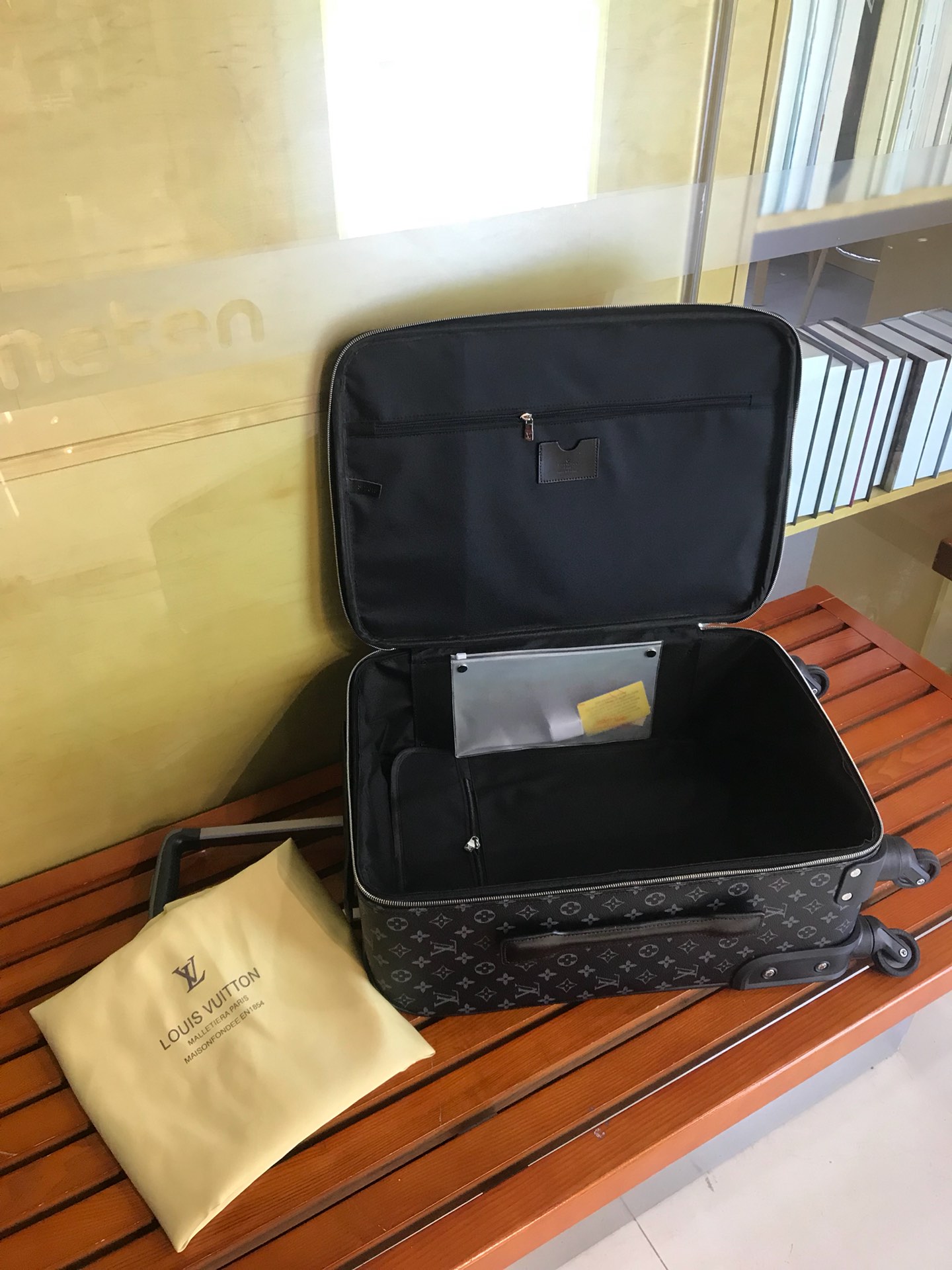 LV 루이비통 캐리어