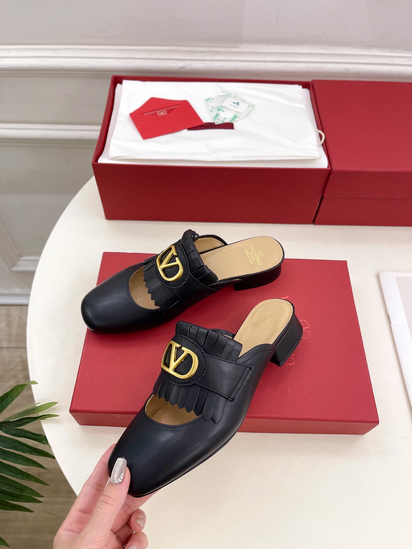 Valentino 발렌티노 V 버클 태슬 펀칭 샌들 슬리퍼 신발