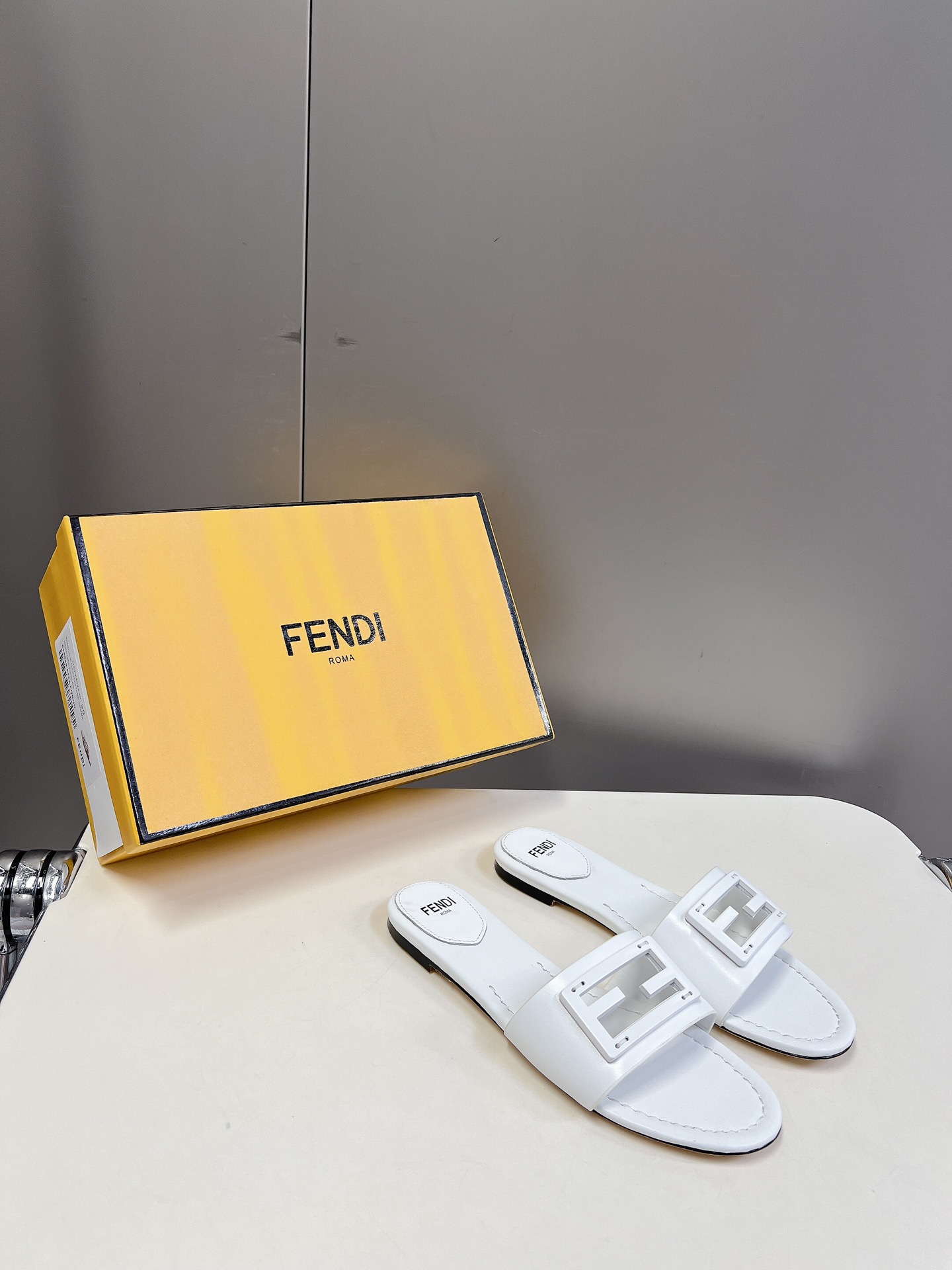 FENDI 펜디 클래식 F 버클 슬리퍼 샌들 신발