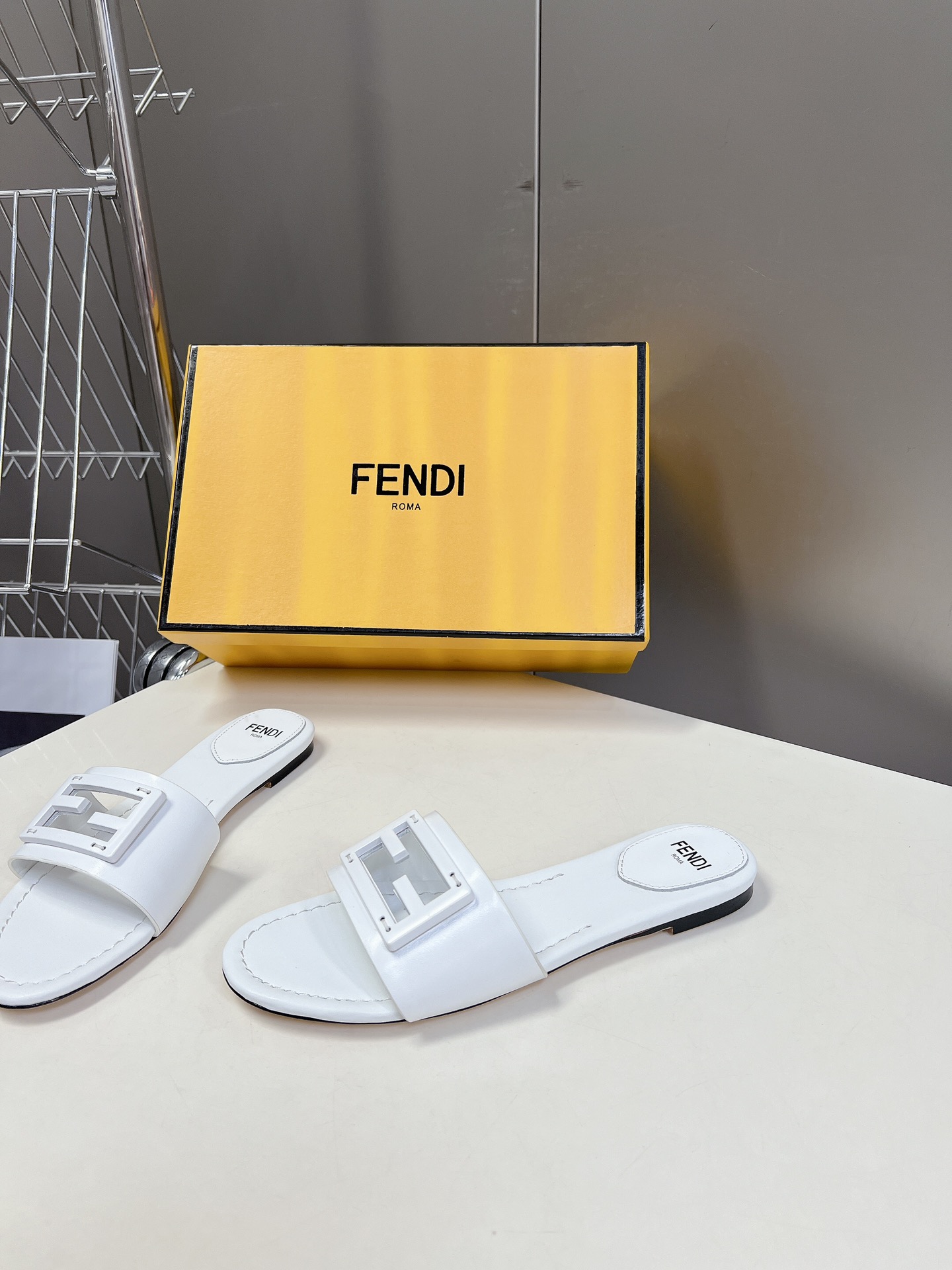 FENDI 펜디 클래식 F 버클 슬리퍼 샌들 신발