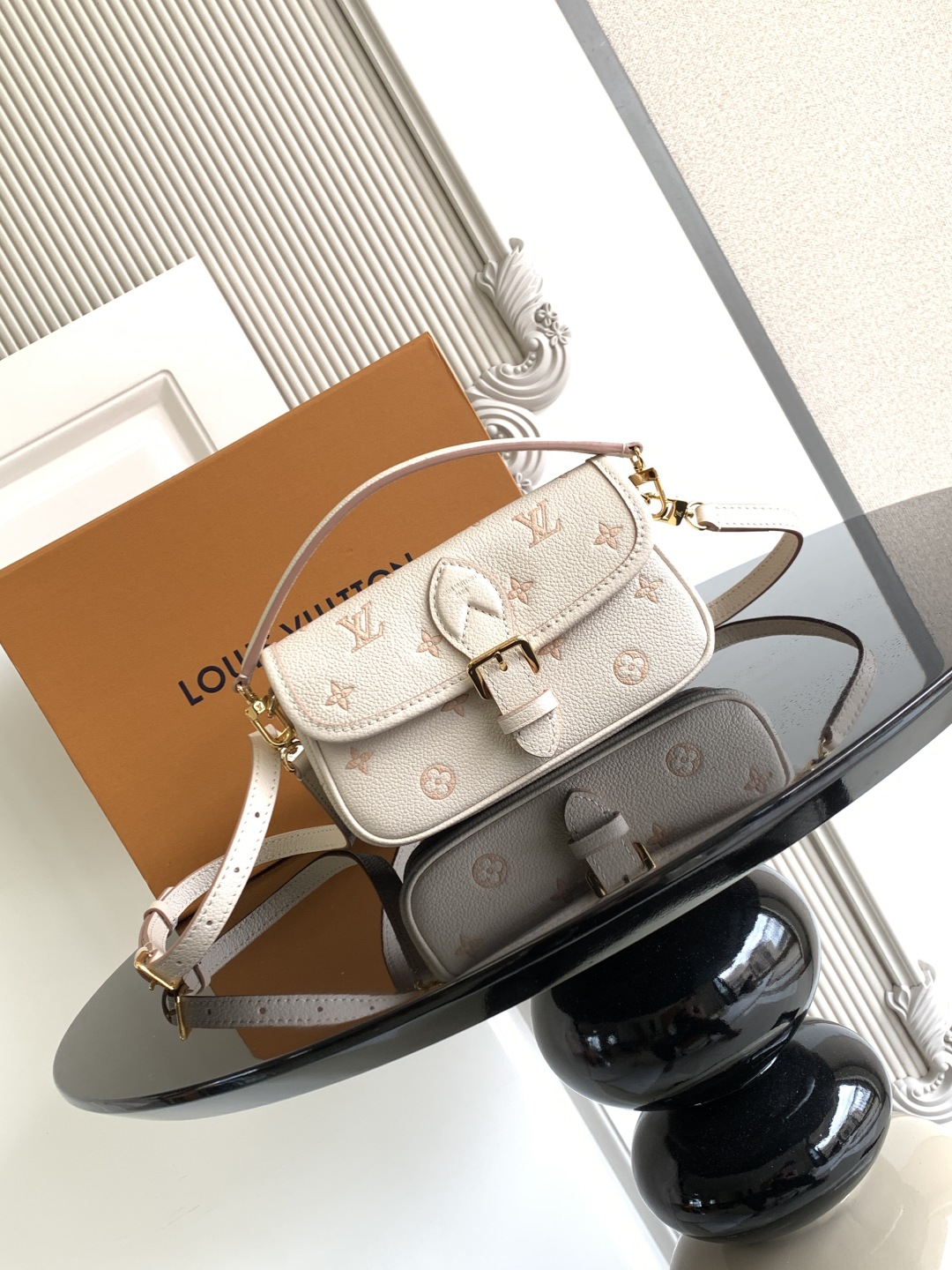 LV 루이비통 Nano Diane (나노 디안) 핸드백 가방