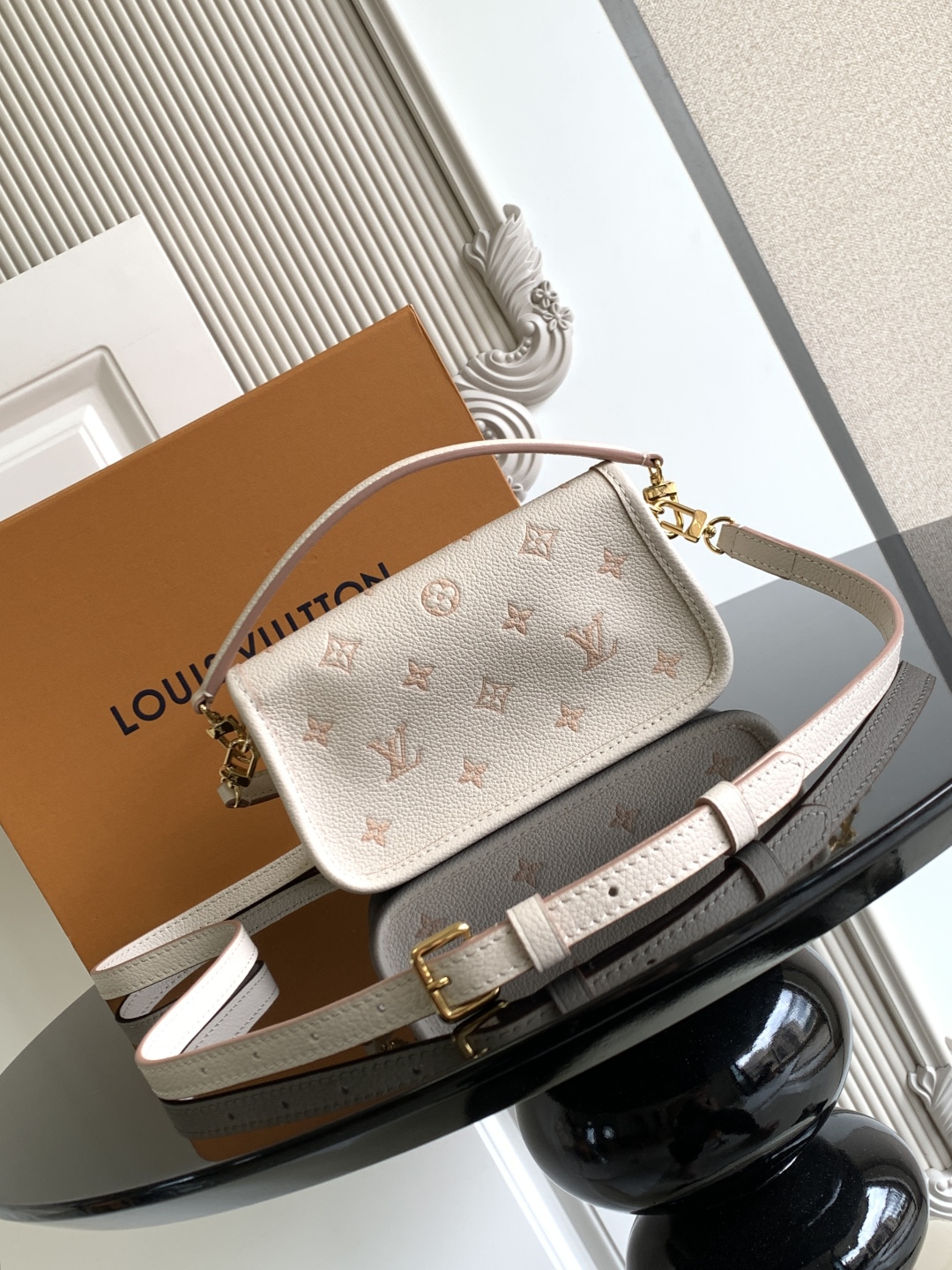 LV 루이비통 Nano Diane (나노 디안) 핸드백 가방