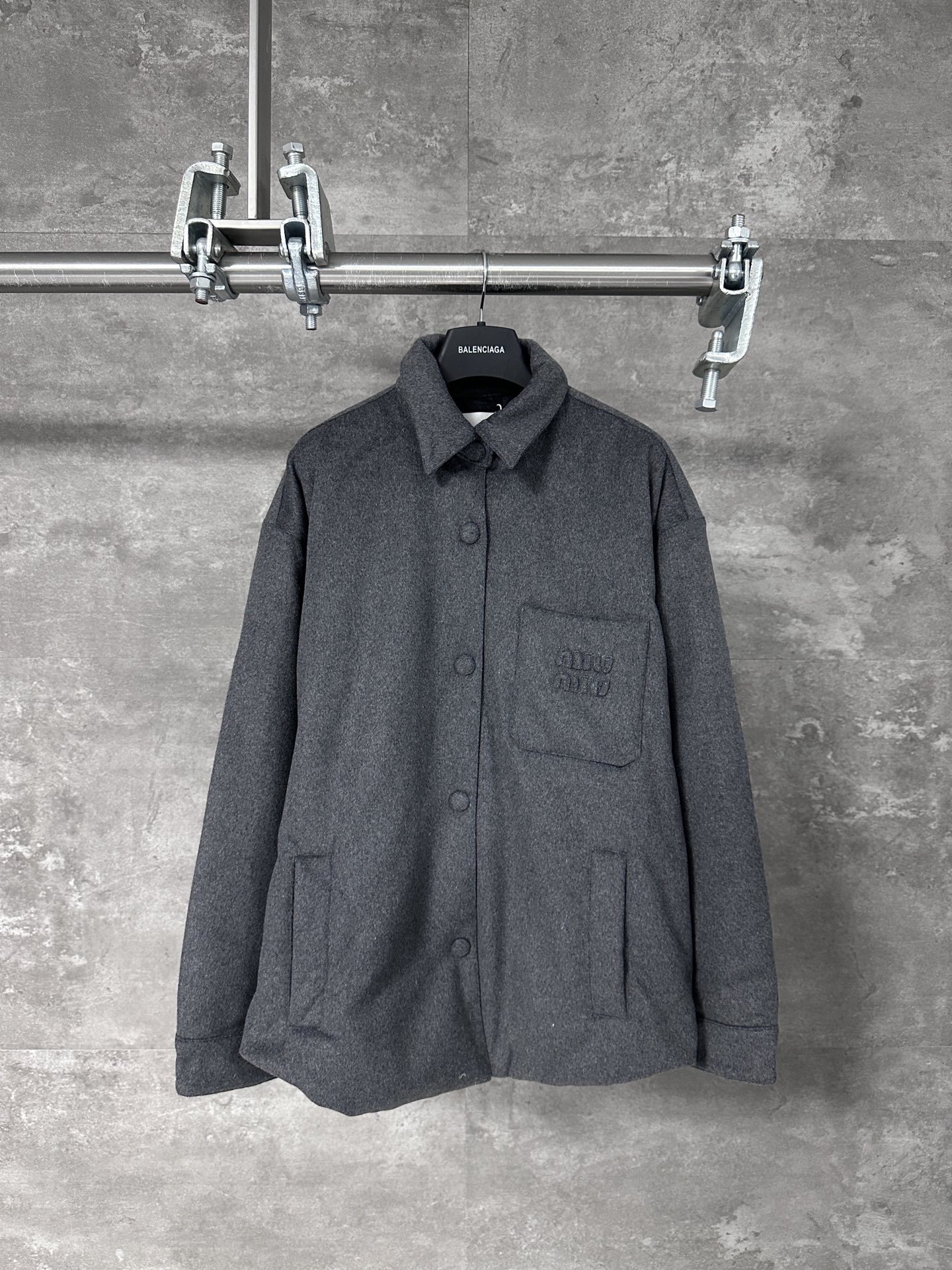 MIUMIU 미우미우 로고 포켓 캐시미어 덕다운 셔츠형 자켓 재킷 의류