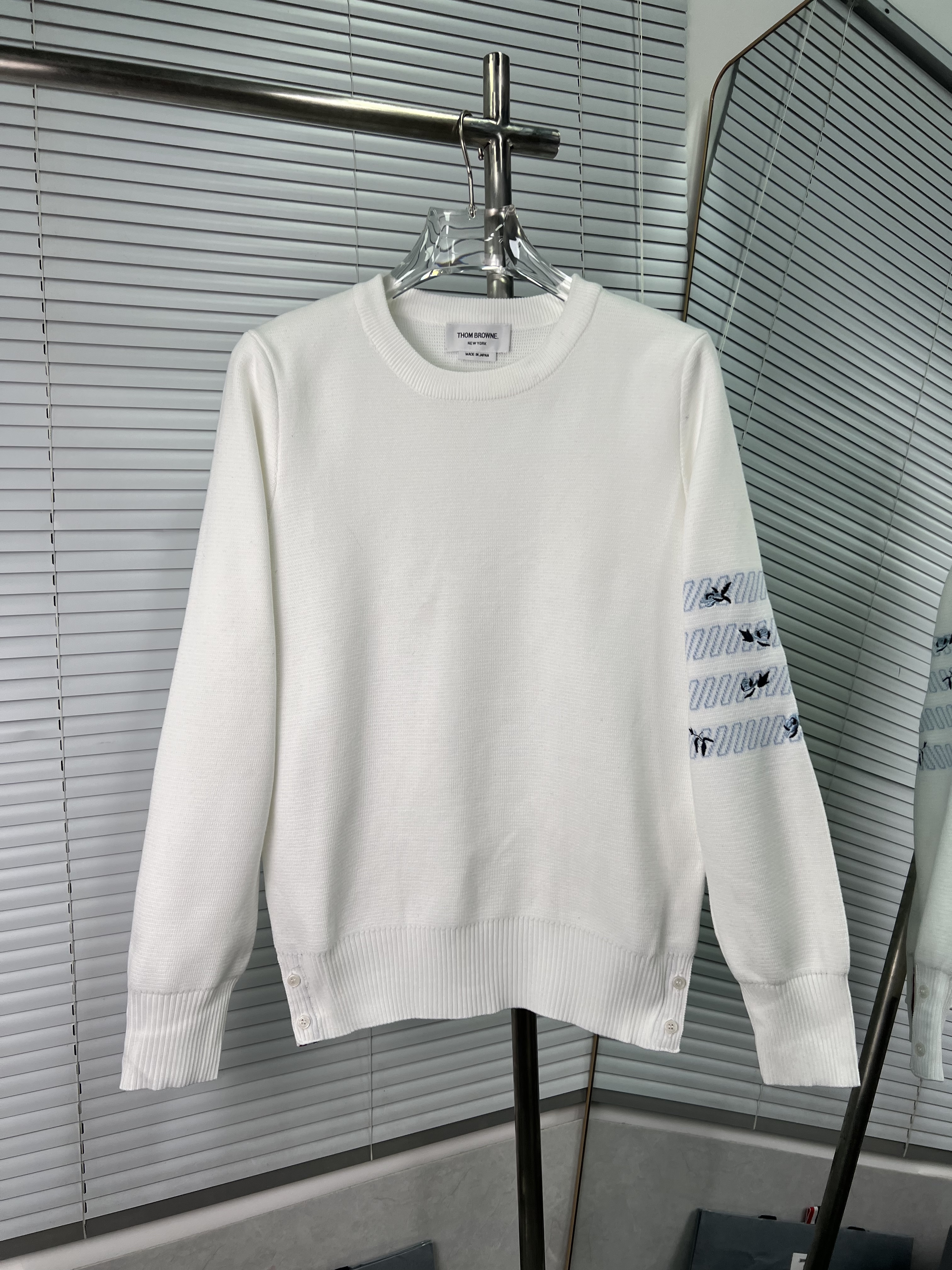 THOM BROWNE TB 톰브라운 자수 4선 긴팔 니트 의류