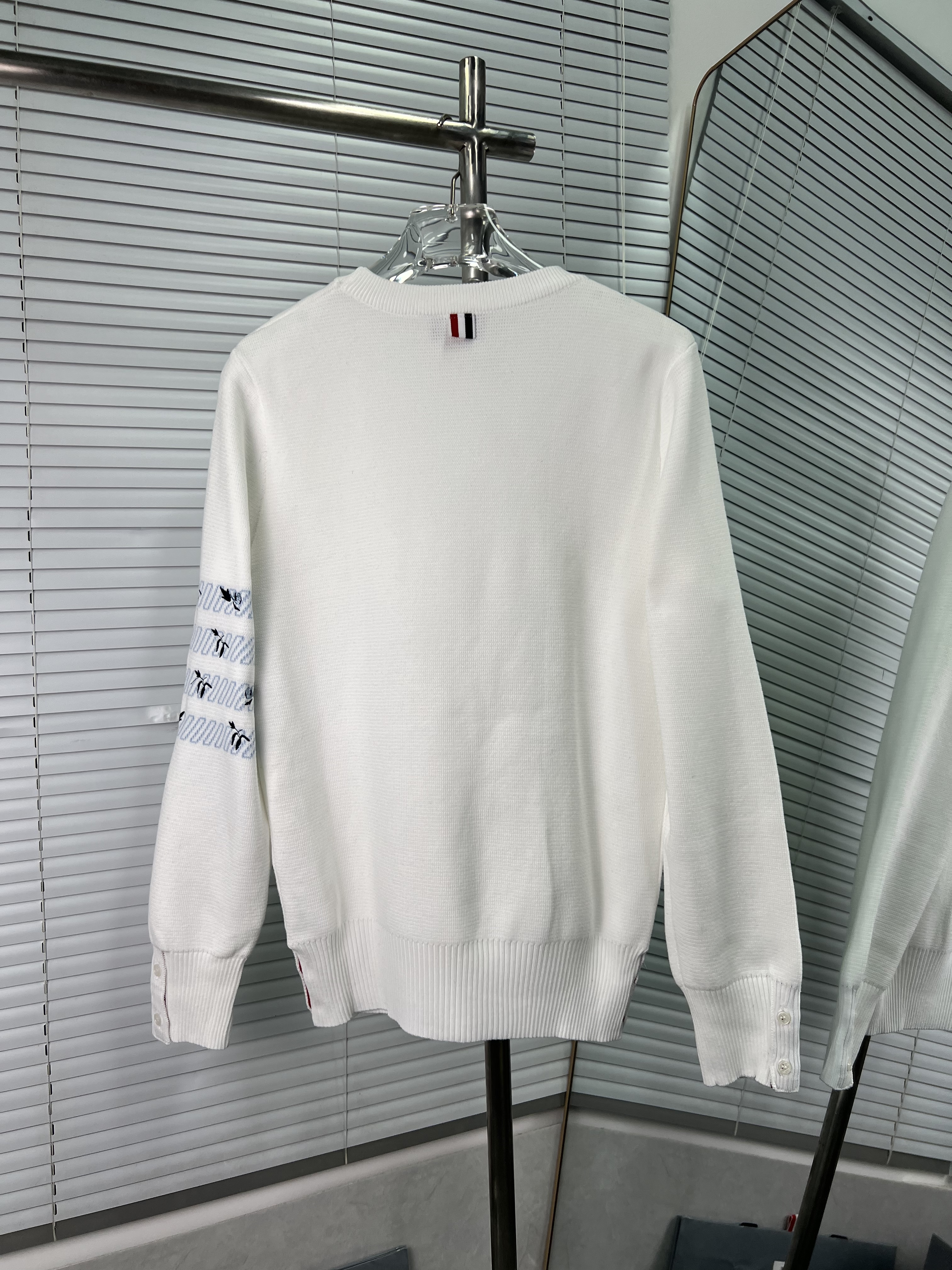 THOM BROWNE TB 톰브라운 자수 4선 긴팔 니트 의류