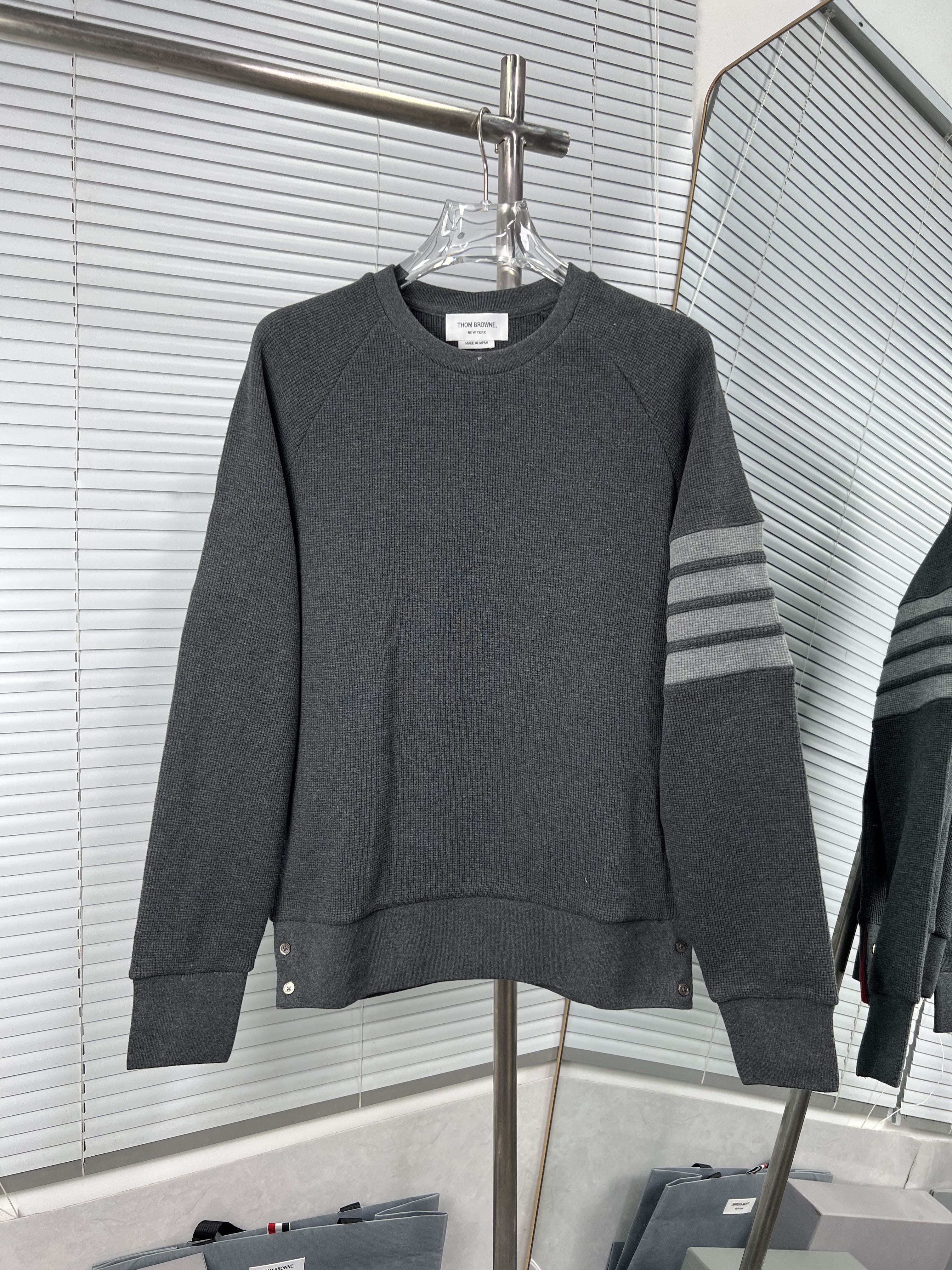 Thom Browne 톰브라운 와플 조직 4선 스트라이프 풀오버 티셔츠 의류